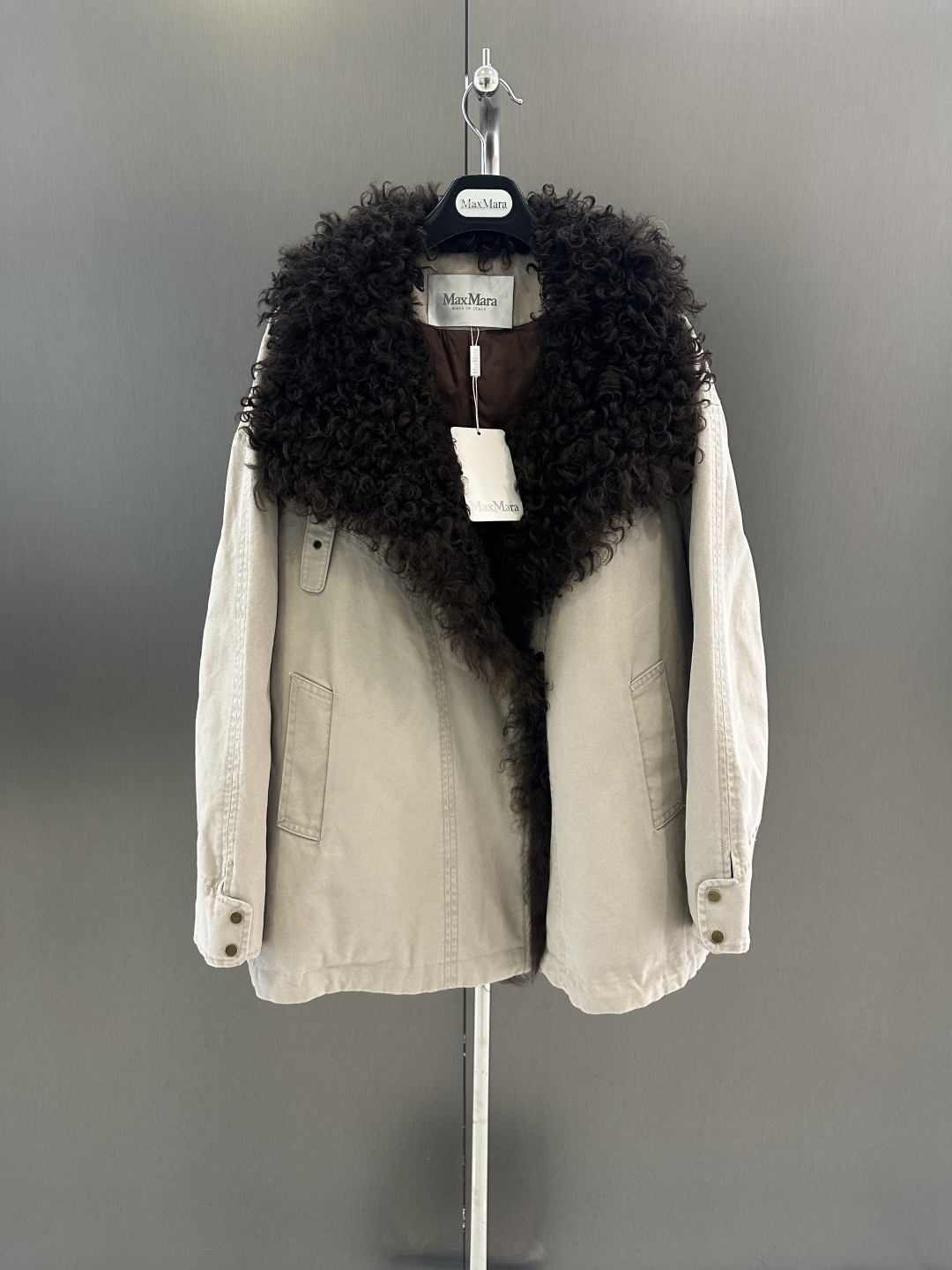 NO:636931,Maxmara new winter goose down jacket with imported sheepskin fur integrated fur collar (detachable) and goose down filling inside. Super hot style, fashionable and elegant SML (length 76, bust 136, size m), Maxmara-clothing,  19860909Maxmara 冬季新款鹅绒服 搭配进口羊卷毛皮毛一体毛领（可拆）内里鹅绒填充 超级大爆款 时尚大气SML（衣长76,胸围136,码数m）,麦丝玛拉-服装, ,Women's clothing