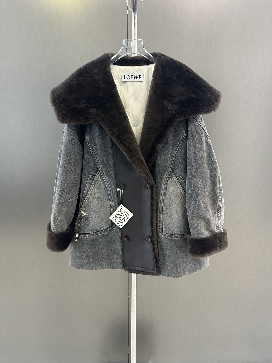 NO:636927,Loewe* new autumn and winter denim goose down jacket, washed denim fabric, with imported wool fur integrated fur collar, goose down filling inside, simple and advanced SML (length 75, bust 136, size L), Loewe-clothing, loewe, loewe, alexander wang19860909Loewe*秋冬新款牛仔鹅绒服  水洗牛仔面料 搭配进口羊毛皮毛一体毛领 内里鹅绒填充 简约高级SML（衣长75,胸围136,码数L）,罗意威-服装,loewe,loewe,alexander wang,Women's clothing