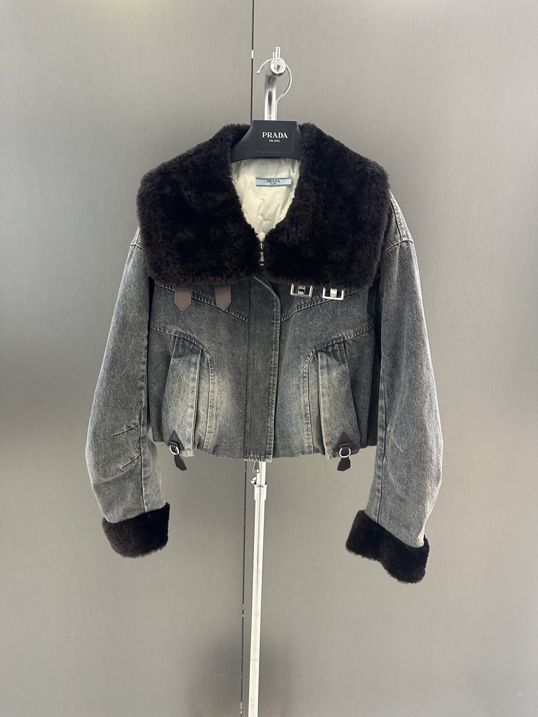 NO:636925,Prada new autumn and winter denim goose down jacket, washed denim fabric, integrated with imported wool and fur, goose down filling inside, simple and advanced, retro fashion SML (length 52, bust 120, size L), Prada-clothing, prada, prada, alexander wang19860909Prada 秋冬新款牛仔鹅绒服 水洗牛仔面料 搭配进口羊毛皮毛一体 内里鹅绒填充 简约高级 复古时尚 SML（衣长52,胸围120,码数L）,普拉达-服装,prada,prada,alexander wang,Women's clothing