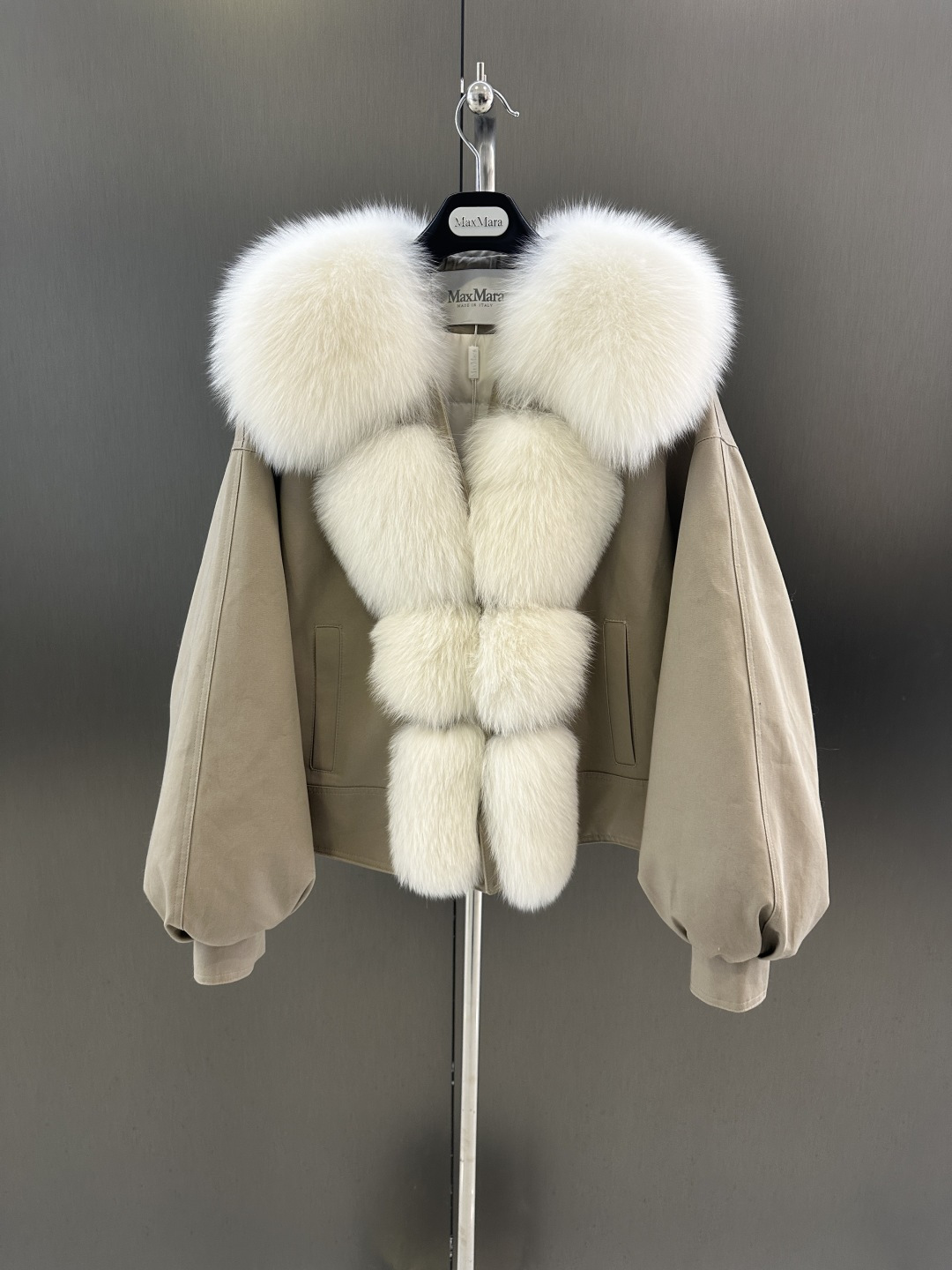 NO:636921,Maxmara new autumn and winter goose down jacket, imported oversized white fox fur collar (not removable), goose down filling inside, simple and elegant SM (length 57, bust 122, size m), Maxmara-clothing,  19860909Maxmara 秋冬新款鹅绒服  进口超大白狐毛领搭配（不可拆）内里鹅绒填充 简约大气 SM（衣长57,胸围122,码数m）,麦丝玛拉-服装, ,Women's clothing