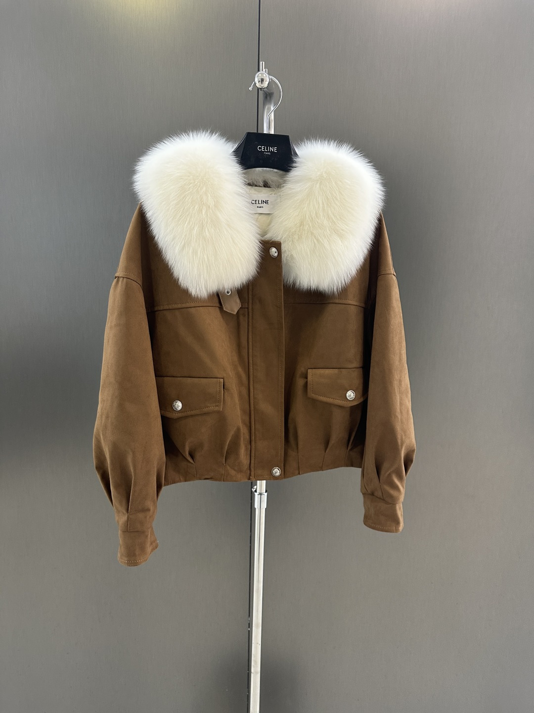 NO:636919,Celin's new autumn and winter goose down jacket, imported oversized white fox fur collar with (not removable) goose down filling inside, simple and elegant SM (length 52, bust 122, size m), Celine-clothing, celine, celine, alexander wang19860909Celin 秋冬新款鹅绒服  进口超大白狐毛领搭配（不可拆）内里鹅绒填充 简约大气 SM（衣长52,胸围122,码数m）,赛琳-服装,celine,celine,alexander wang,Women's clothing