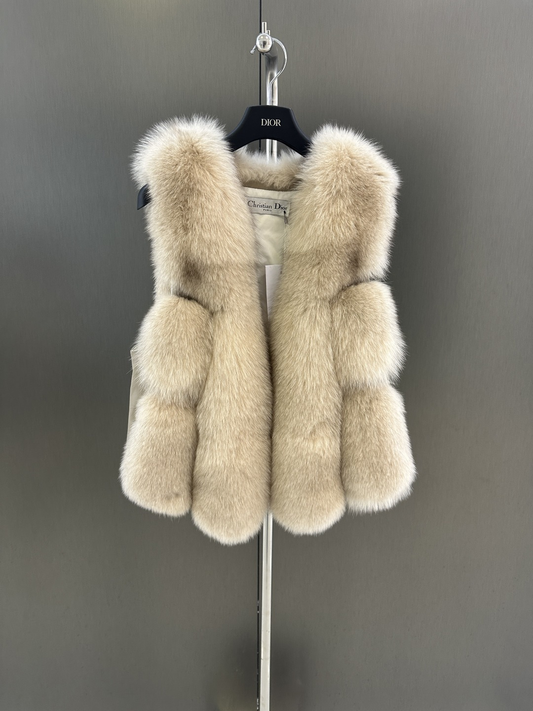 NO:636932,Dior new autumn and winter fox fur vest, imported white fox whole fur fox fur, simple and elegant, one-size-fits-all available (front length 64, back length 46, bust 100), Dior-clothing, dior, dior, alexander wang19860909Dior 秋冬新款狐狸毛马甲 进口白狐整皮狐狸毛 简约大方 均码发售（前长64,后长46,胸围100）,迪奥-服装,dior,dior,alexander wang,Women's clothing