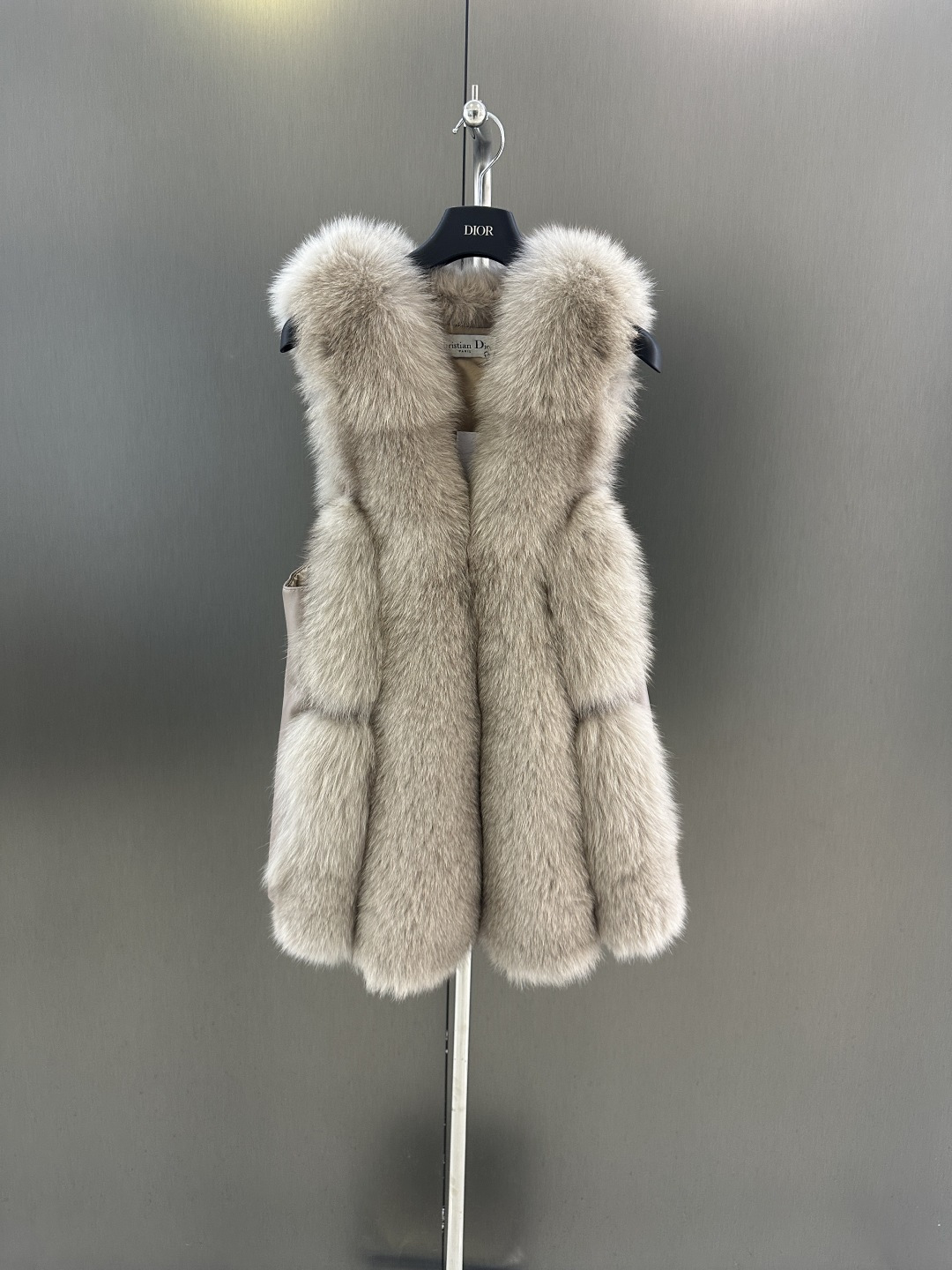 NO:636915,Dior new autumn and winter fox fur vest, imported white fox whole fur fox fur, simple and elegant, one-size-fits-all available (length 64, bust 100), Dior-clothing, dior, dior, alexander wang19860909Dior 秋冬新款狐狸毛马甲 进口白狐整皮狐狸毛 简约大方 均码发售（衣长64,胸围100）,迪奥-服装,dior,dior,alexander wang,Women's clothing