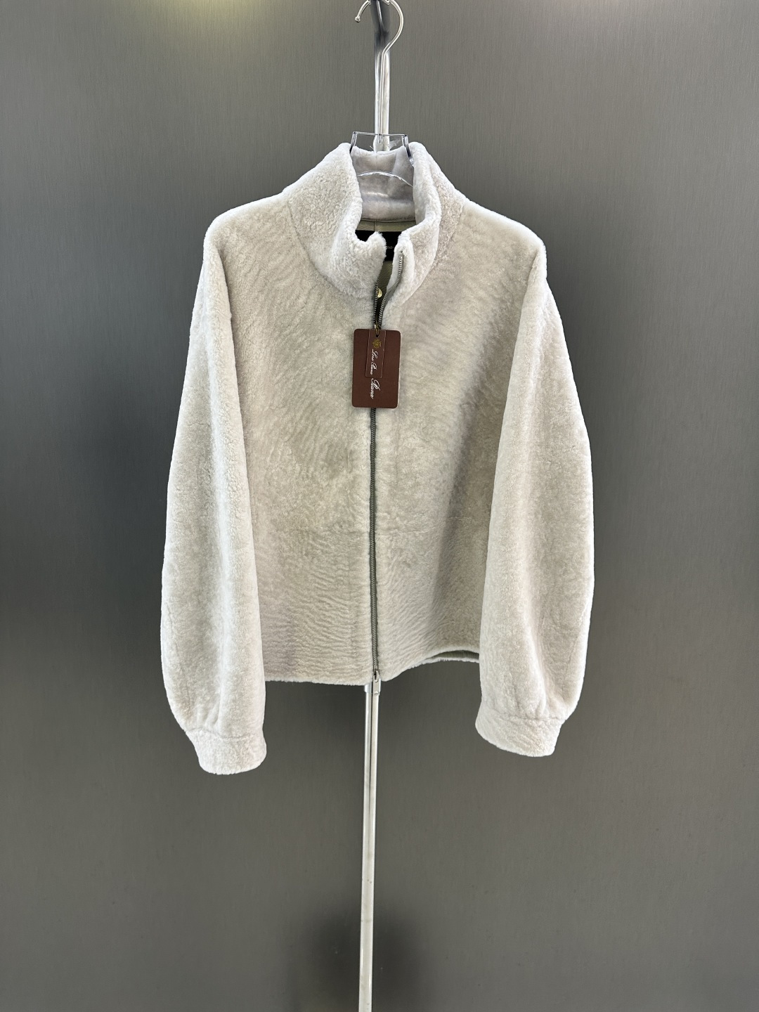 NO:637649,Loro piana autumn and winter new high-quality fur integrated imported Lagon fur integrated upper body is super comfortable and the fabric is delicate and soft SML (length 59, bust 110, size m), women's clothing, loro piana,  19860909Loro piana 秋冬新款高品质皮毛一体 进口拉贡皮毛一体 上身超级舒服 面料细腻柔软 SML（衣长59,胸围110,码数m）,女装,loro piana, ,Women's clothing