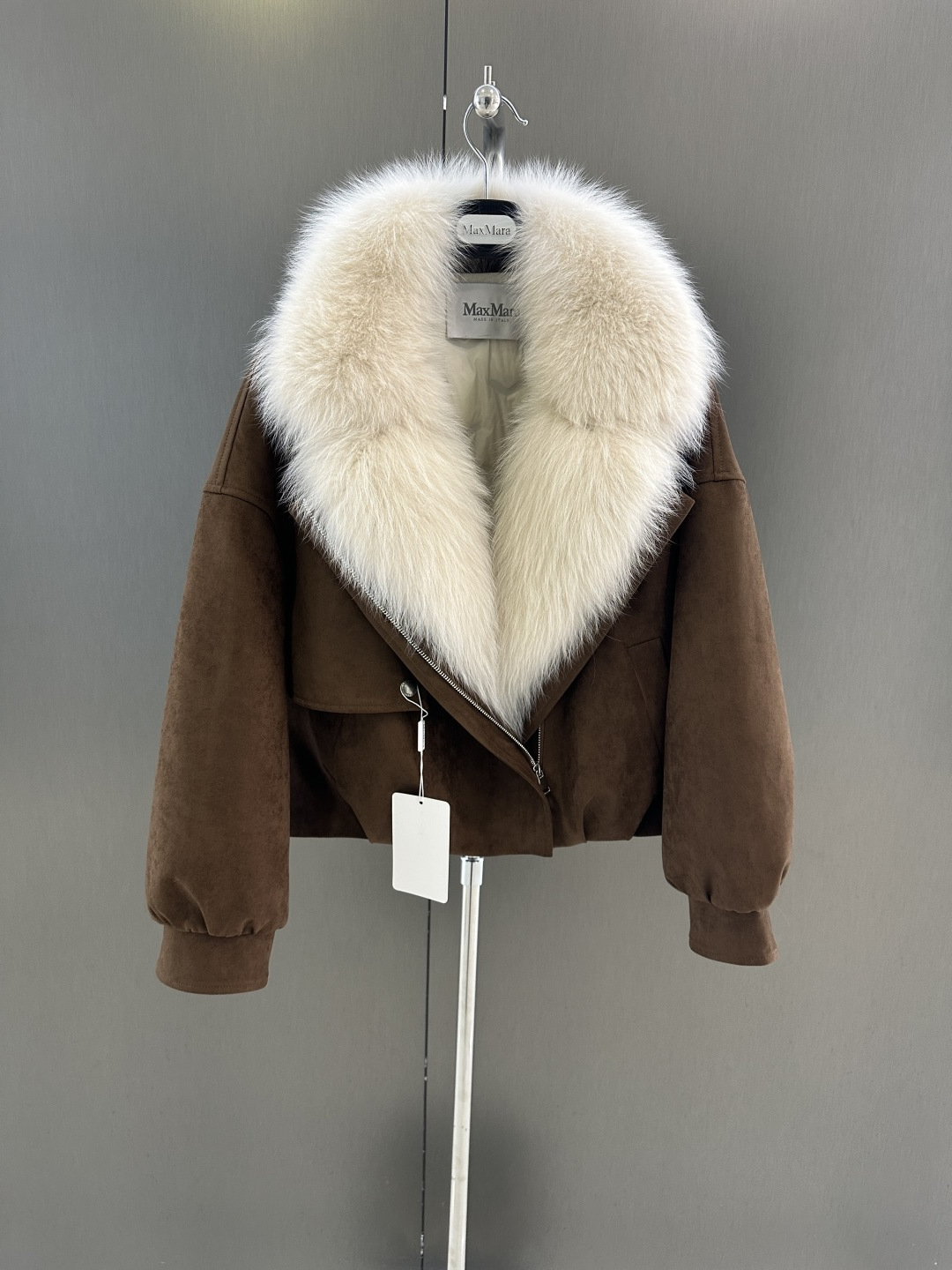 NO:637657,Maxmara new autumn and winter fox fur and goose down jacket. Imported oversized Finnish white fox fur collar. White goose down filling inside. Loose and versatile. One size fits all. Length 55, bust 120. Maxmara-clothing, jackets & coats, alexander wang19860909Maxmara 秋冬新款狐狸毛鹅绒服外套  进口超大芬兰白狐毛领搭配 内里白鹅绒填充 宽松百搭 均码发售衣长55,胸围120,麦丝玛拉-服装,jackets & coats,alexander wang,Women's clothing