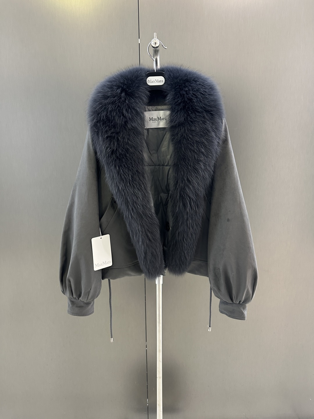 NO:637660,Maxmara new autumn and winter fox fur and goose down jacket. Imported oversized Finnish white fox fur collar. Goose down filling inside. Loose and versatile. Sm for sale. Length 55, bust 118, size s, Maxmara - Clothing, jackets & coats, alexander wang19860909Maxmara 秋冬新款狐狸毛鹅绒服外套  进口超大芬兰白狐毛领搭配 内里鹅绒填充 宽松百搭 Sm发售衣长55,胸围118,码数s,麦丝玛拉-服装,jackets & coats,alexander wang,Women's clothing