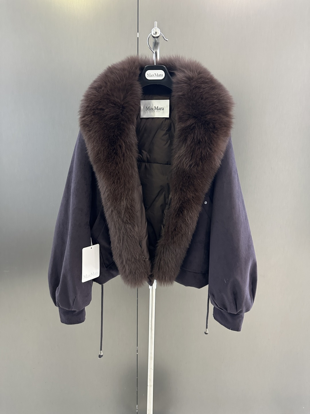 NO:637666,Maxmara new autumn and winter fox fur and goose down jacket. Imported oversized Finnish white fox fur collar. Goose down filling inside. Loose and versatile. Sm for sale. Length 55, bust 118, size s, Maxmara - Clothing, jackets & coats, alexander wang19860909Maxmara 秋冬新款狐狸毛鹅绒服外套  进口超大芬兰白狐毛领搭配 内里鹅绒填充 宽松百搭 Sm发售衣长55,胸围118,码数s,麦丝玛拉-服装,jackets & coats,alexander wang,Women's clothing