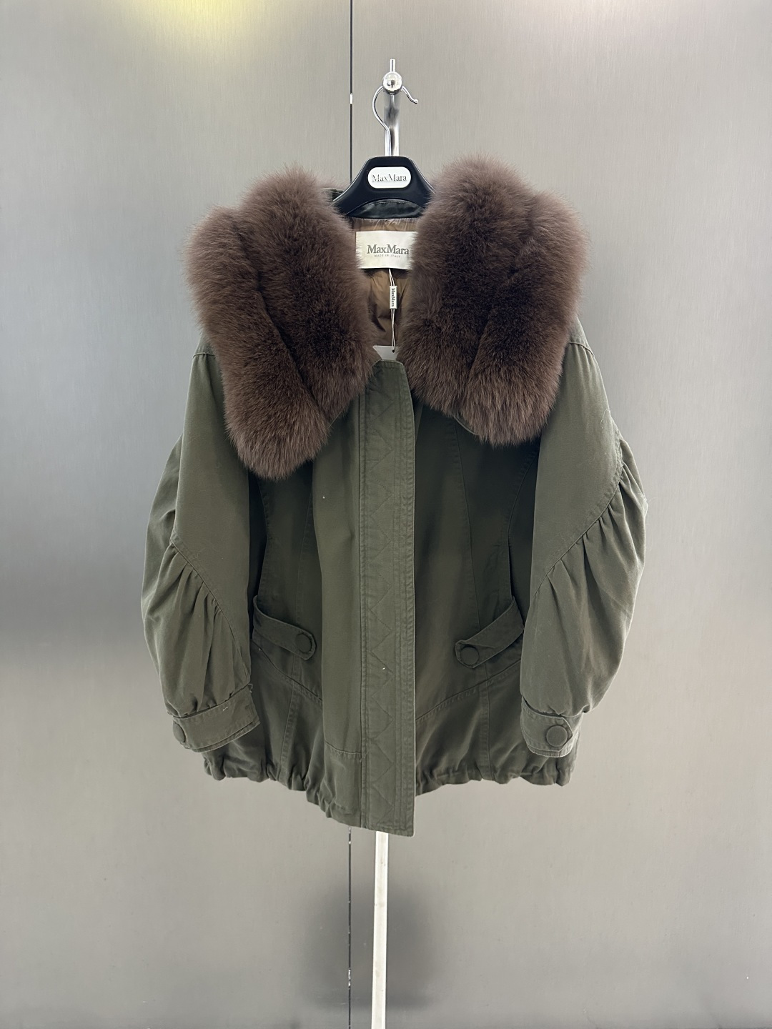 NO:637669,Maxmara new autumn and winter fox fur and goose down jacket, imported oversized Finnish white fox fur collar (removable), goose down filling inside, loose and versatile, Sm for sale, length 78, bust 132, size m, Maxmara-clothing, jackets & coats, alexander wang19860909Maxmara 秋冬新款狐狸毛鹅绒服外套  进口超大芬兰白狐毛领搭配（可拆） 内里鹅绒填充 宽松百搭 Sm发售衣长78,胸围132,码数m,麦丝玛拉-服装,jackets & coats,alexander wang,Women's clothing