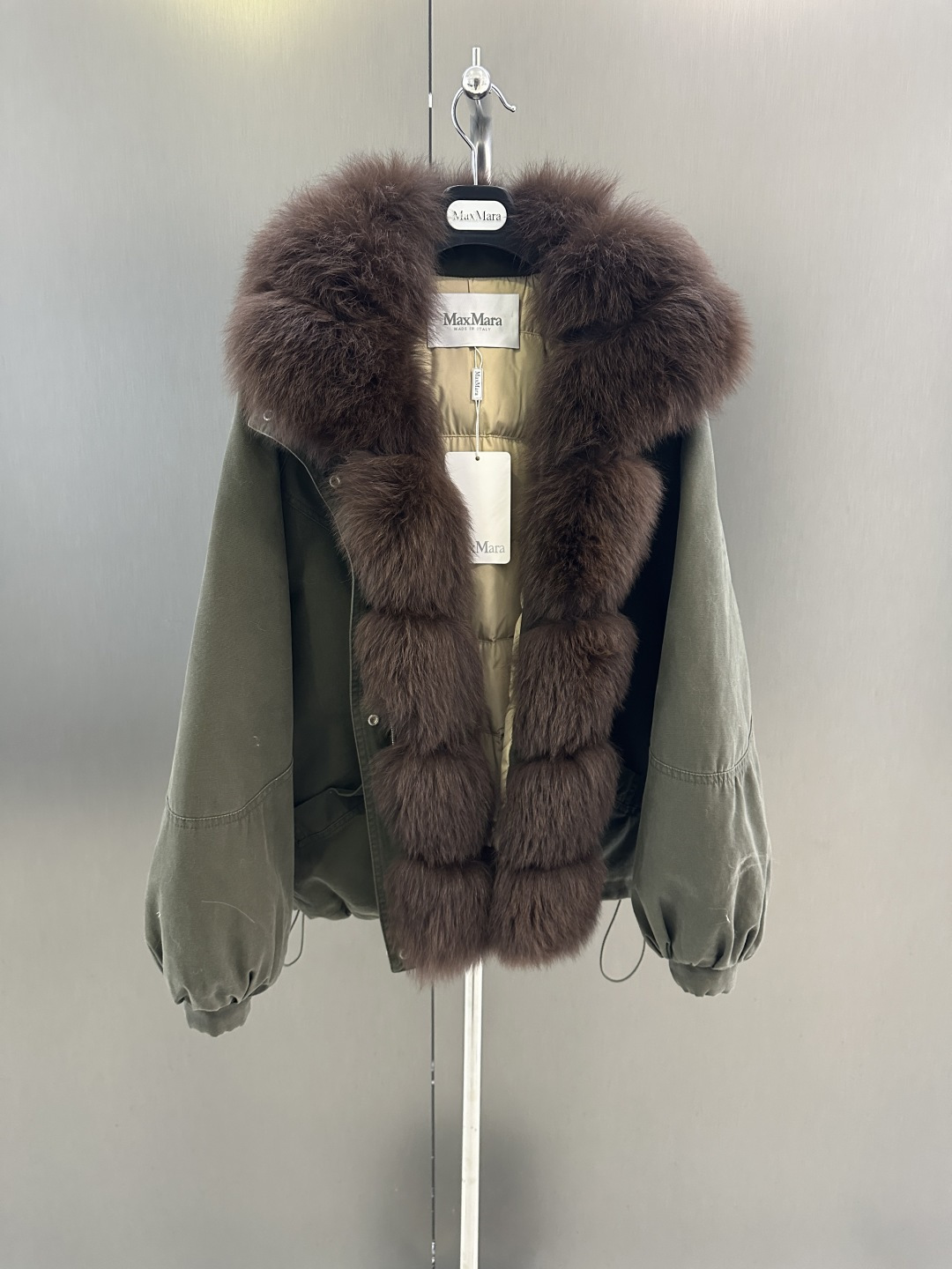 NO:637672,Maxmara new autumn and winter fox fur and goose down jacket, imported oversized Finnish white fox fur collar (removable), goose down filling inside, loose and versatile, Sm for sale, length 62, bust 132, size m, Maxmara-clothing, jackets & coats, alexander wang19860909Maxmara 秋冬新款狐狸毛鹅绒服外套  进口超大芬兰白狐毛领搭配（可拆） 内里鹅绒填充 宽松百搭 Sm发售衣长62,胸围132,码数m,麦丝玛拉-服装,jackets & coats,alexander wang,Women's clothing