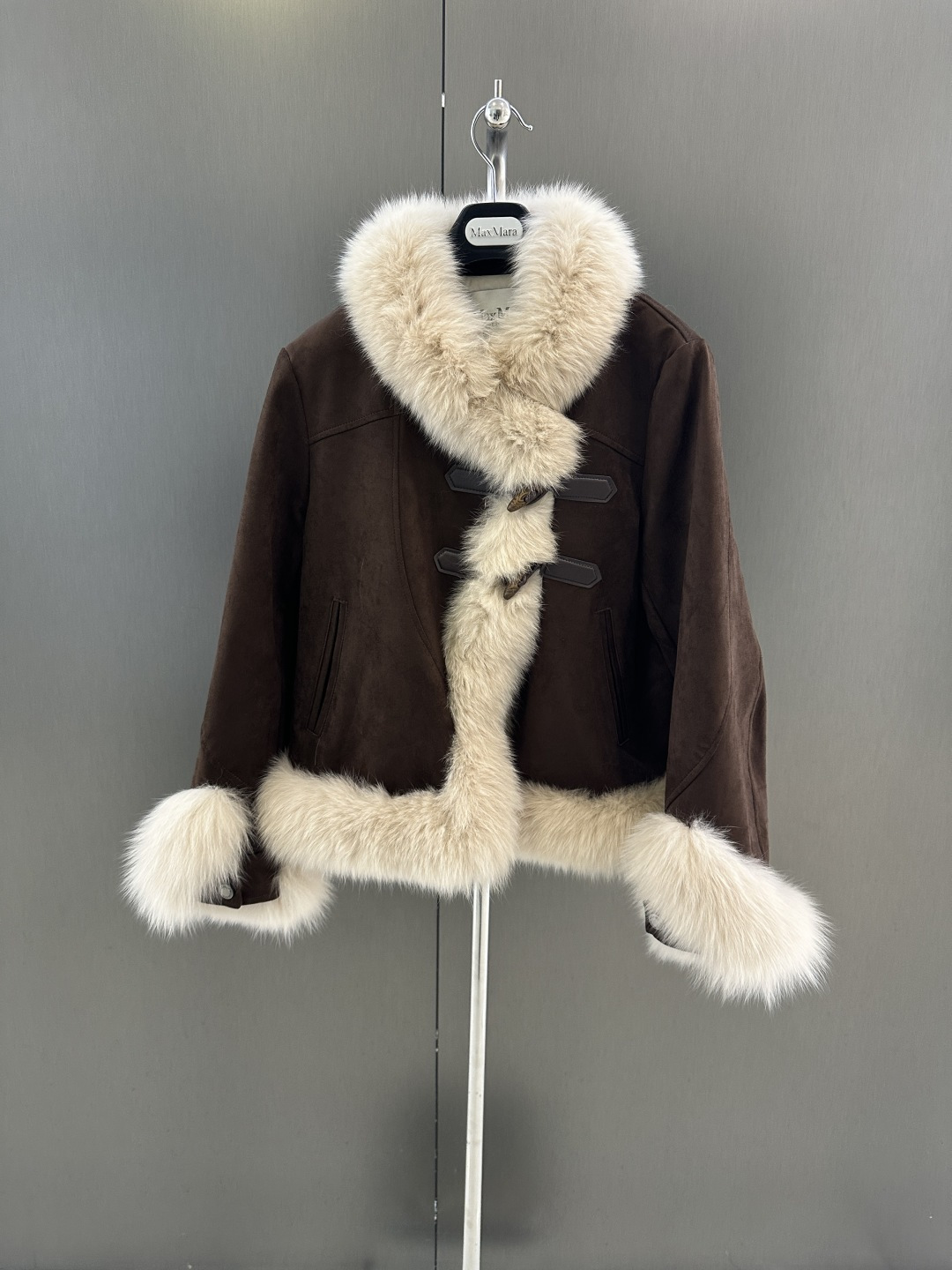 NO:637675,Maxmara new autumn and winter fox fur and goose down jacket, imported oversized Finnish white fox fur collar (not removable), goose down filling inside, loose and versatile, Sm for sale, length 53, bust 110, size m, Maxmara-clothing, jackets & coats, alexander wang19860909Maxmara 秋冬新款狐狸毛鹅绒服外套  进口超大芬兰白狐毛领搭配（不可拆） 内里鹅绒填充 宽松百搭 Sm发售衣长53,胸围110,码数m,麦丝玛拉-服装,jackets & coats,alexander wang,Women's clothing
