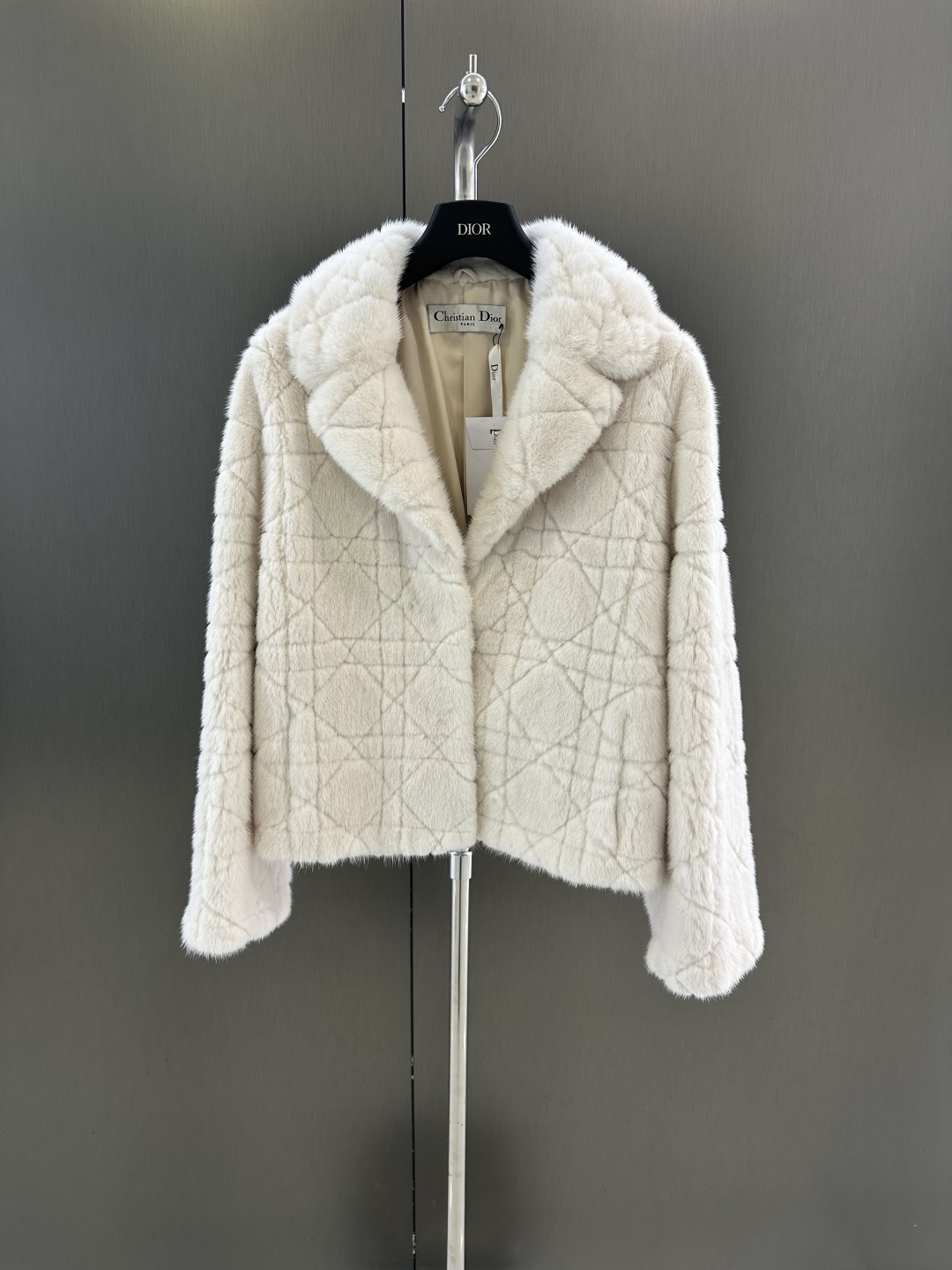 NO:637665,D heavy industry pure handmade full-cut classic cannage mink fur coat kopenhagen imported purple standard crown velvet mink color milk fairy milk fairy rich and full fur soft and skin-friendly bottom suit collar short style very classic cd embroidery details can be discerned Mink can be so young, fashionable and wealthy, a must buy~ sizeS/M/L (length 54, bust 102, size m), Dior-clothing, dior, jackets &  coats,business suit,alexander wang19860909D重工纯手工全切经典藤格纹水貂皮草外套 kopenhagen进口紫标级皇冠天鹅绒水貂 颜色奶仙奶仙 皮毛丰厚盈满 底绒柔软亲肤 西装领短款 非常经典 cd刺绣 细节可鉴 水貂能如此年轻时髦又千金 必入喔～ sizeS/M/L（衣长54,胸围102,码数m）,迪奥-服装,dior,jackets & coats,business suit,alexander wang,Women's clothing