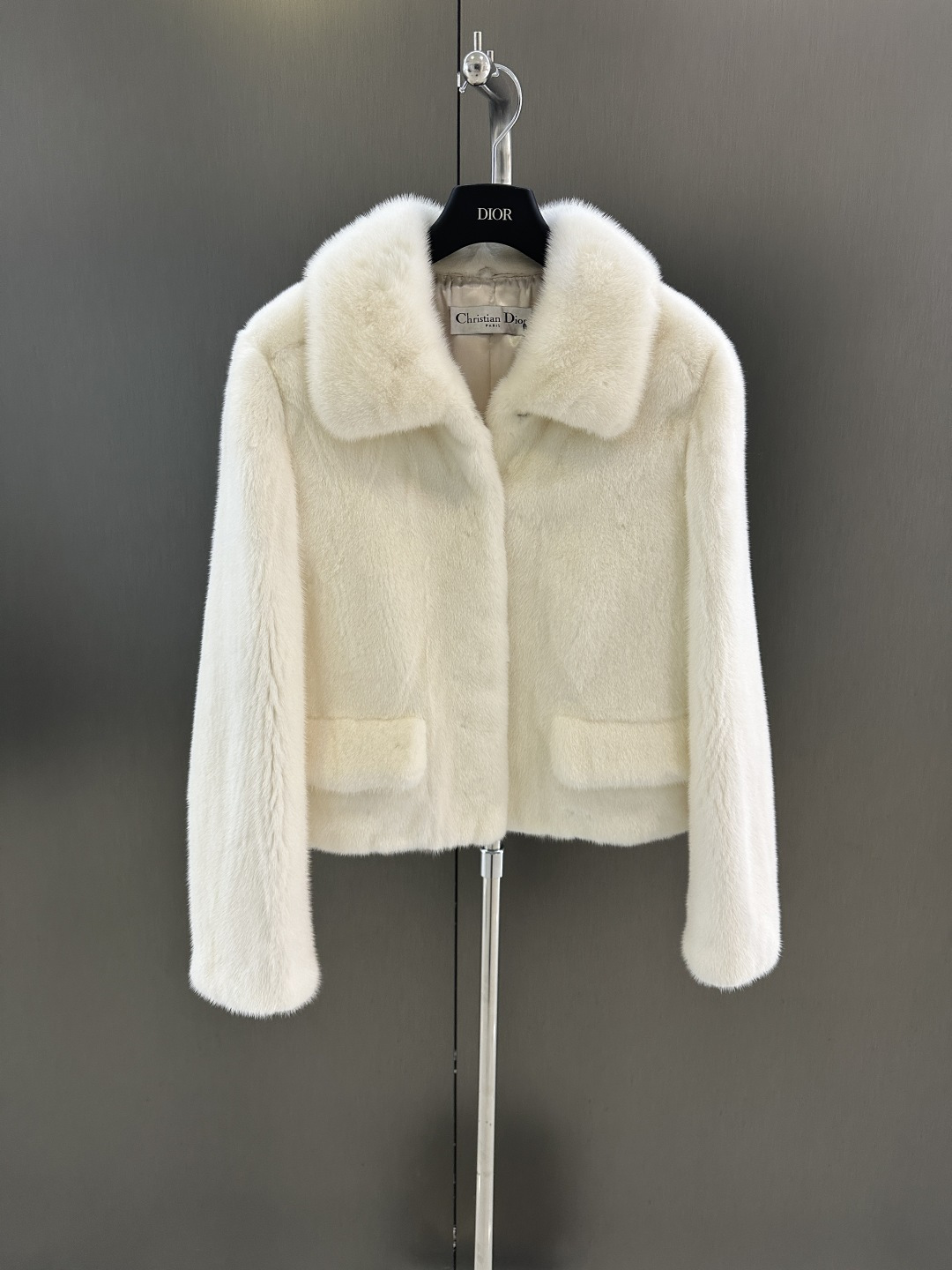 NO:637671,Dior*'s new mink jacket for autumn and winter is made of mink hair imported from Denmark. The bottom velvet is rich and full, the luster is fine and even, the hair peaks are uniform and the quality is high-end. The upper body is upgraded to N levels. The price/performance ratio of the ceiling is so beautiful that it explodes in place. The overall luxurious texture is warm and elegant, and it can naturally reveal a gentle, fashionable and feminine look.  sizeS/M/L (length 50, bust 106, sleeve length 60, size s), Dior-clothing, dior, dior, jackets & coats, alexander wang19860909Dior *秋冬新款水貂外套 采用丹麦进口水貂毛,底绒丰盈饱满,光泽细腻均匀,毛峰均匀品相高级,上身提升N个档次,天花板的性价比,美到原地爆炸,整体高奢肌理感,温馨雅致,能自然透出温婉时髦女人味. sizeS/M/L（衣长50,胸围106,袖长60,码数s）,迪奥-服装,dior,dior,jackets & coats,alexander wang,Women's clothing