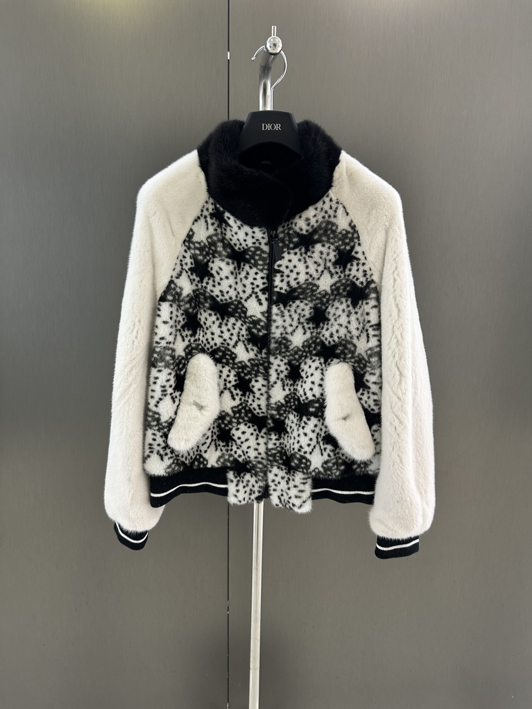 NO:637651,Dior's new imported mink jacket for autumn and winter is made of mink hair imported from Denmark. The bottom velvet is rich and full, the luster is fine and even, the hair peaks are uniform and the appearance is high-end. The upper body has been upgraded to N levels. The price-performance ratio of the ceiling is so beautiful that it explodes in place. The overall luxurious texture is warm and elegant, with classic embellishments. High-end and versatile size S/M/L (length 57, bust 102, off-shoulder sleeves, size m), Dior-clothing, dior, dior, jackets &  coats,alexander wang19860909Dior 秋冬新款进口水貂外套 采用丹麦进口水貂毛,底绒丰盈饱满,光泽细腻均匀,毛峰均匀品相高级,上身提升N个档次,天花板的性价比,美到原地爆炸,整体高奢肌理感,温馨雅致,经典点缀 高级百搭 sizeS/M/L（衣长57,胸围102,落肩袖,码数m）,迪奥-服装,dior,dior,jackets & coats,alexander wang,Women's clothing