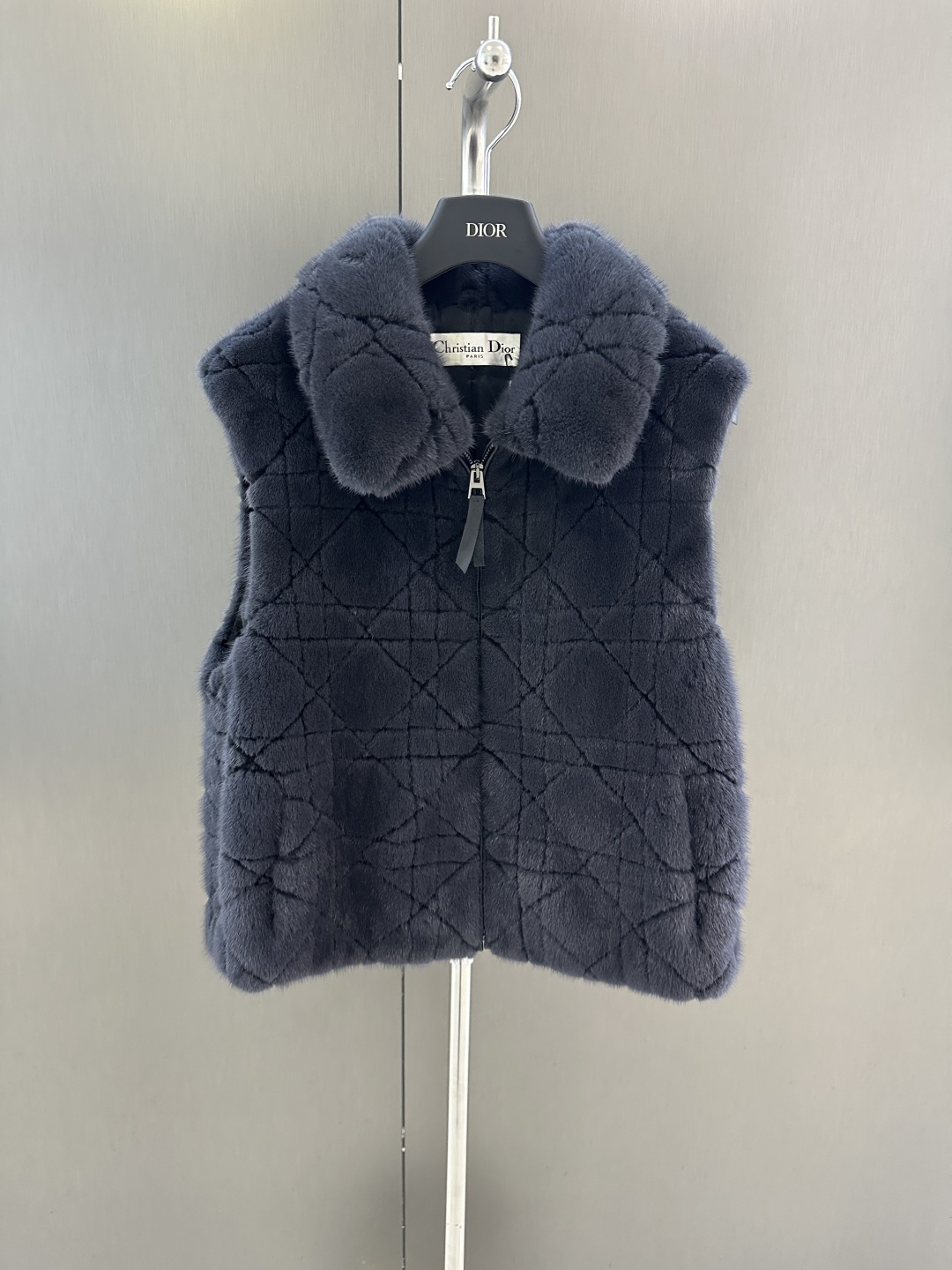 NO:637654,D heavy industry pure handmade full-cut classic cannage pattern mink fur vest kopenhagen imported purple label crown velvet mink rich and full fur soft and skin-friendly suit collar short style very classic cd embroidery mink can be so young, fashionable and rich, a must buy ~ sizeS/M/L (length 53, bust 100, yardage m), Dior-clothing, dior, business suit, alexander wang19860909D重工纯手工全切经典藤格纹水貂皮草马甲 kopenhagen进口紫标级皇冠天鹅绒水貂 皮毛丰厚盈满 底绒柔软亲肤 西装领短款 非常经典 cd刺绣 细节可鉴 水貂能如此年轻时髦又千金 必入喔～ sizeS/M/L（衣长53,胸围100,码数m),迪奥-服装,dior,business suit,alexander wang,Women's clothing