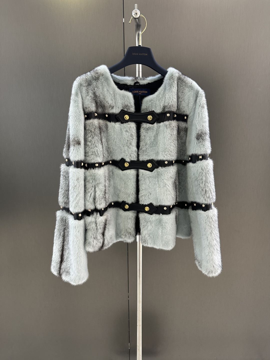 NO:637674,Lv*Louis Vuitton's new autumn and winter imported mink fur jacket is made of Danish imported cross mink, spliced ​​lambskin, rivet design, high fashion, lined with logo, full of details, Size s/m/l, Louis Vuitton-clothing, louis vuitton, louis vuitton, jackets & coats, sheepskin, alexander wang19860909Lv*路易威登 秋冬新款进口水貂皮草外套  采用丹麦进口十字貂 制作 拼接小羊皮 铆钉设计 高级时尚 里衬满logo 细节满满  Size s/m/l,路易威登-服装,louis vuitton,louis vuitton,jackets & coats,sheepskin,alexander wang,Women's clothing