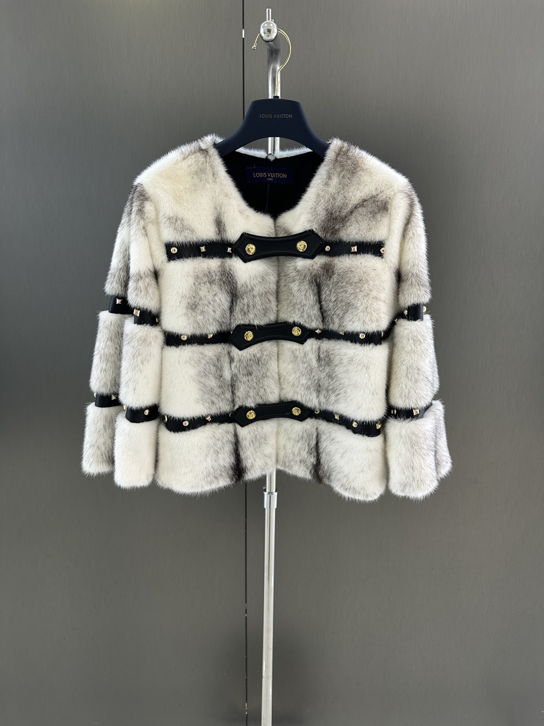 NO:637648,Lv*Louis Vuitton's new autumn and winter imported mink fur jacket is made of Danish imported cross mink, spliced ​​lambskin, rivet design, high fashion, lined with logo, full of details Size s/m/l (length 52, bust 98, size M), Louis Vuitton-clothing, louis vuitton, louis vuitton, jackets & coats, sheepskin, alexander wang19860909Lv*路易威登 秋冬新款进口水貂皮草外套  采用丹麦进口十字貂 制作 拼接小羊皮 铆钉设计 高级时尚 里衬满logo 细节满满  Size s/m/l（衣长52,胸围98,码数M）,路易威登-服装,louis vuitton,louis vuitton,jackets & coats,sheepskin,alexander wang,Women's clothing