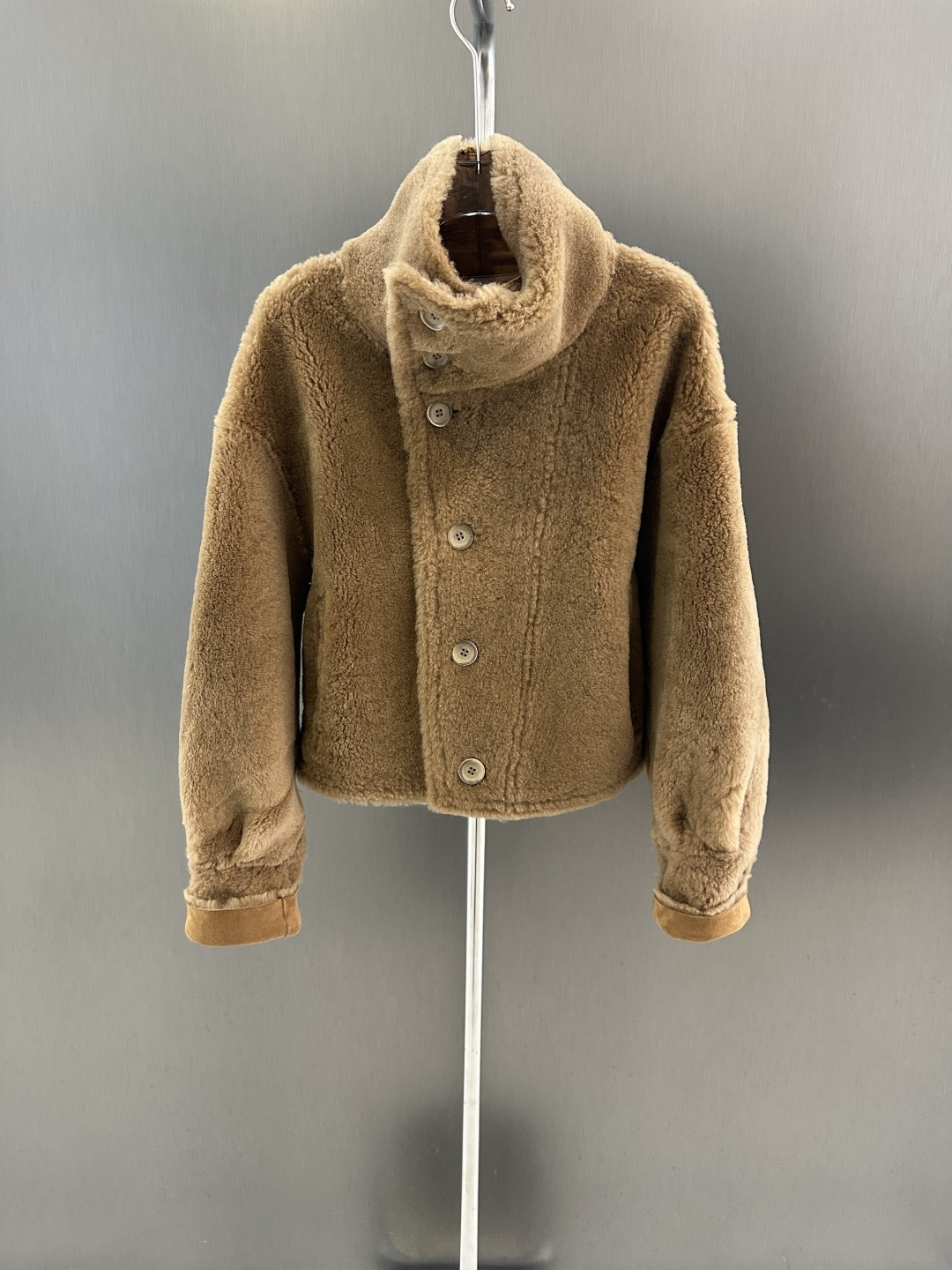 NO:637647,Loewe *Autumn and winter new style double-sided wearable fur one-piece Imported Spanish suede fur one-piece Simple and advanced Versatile fashion SML: Length 50, bust 114, size m, women's clothing, loewe, alexander wang19860909Loewe *秋冬新款双面可穿皮毛一体  进口西班牙绒面皮毛一体 简约高级 百搭时尚 SML :衣长50,胸围114,码数m,女装,loewe,alexander wang,Women's clothing