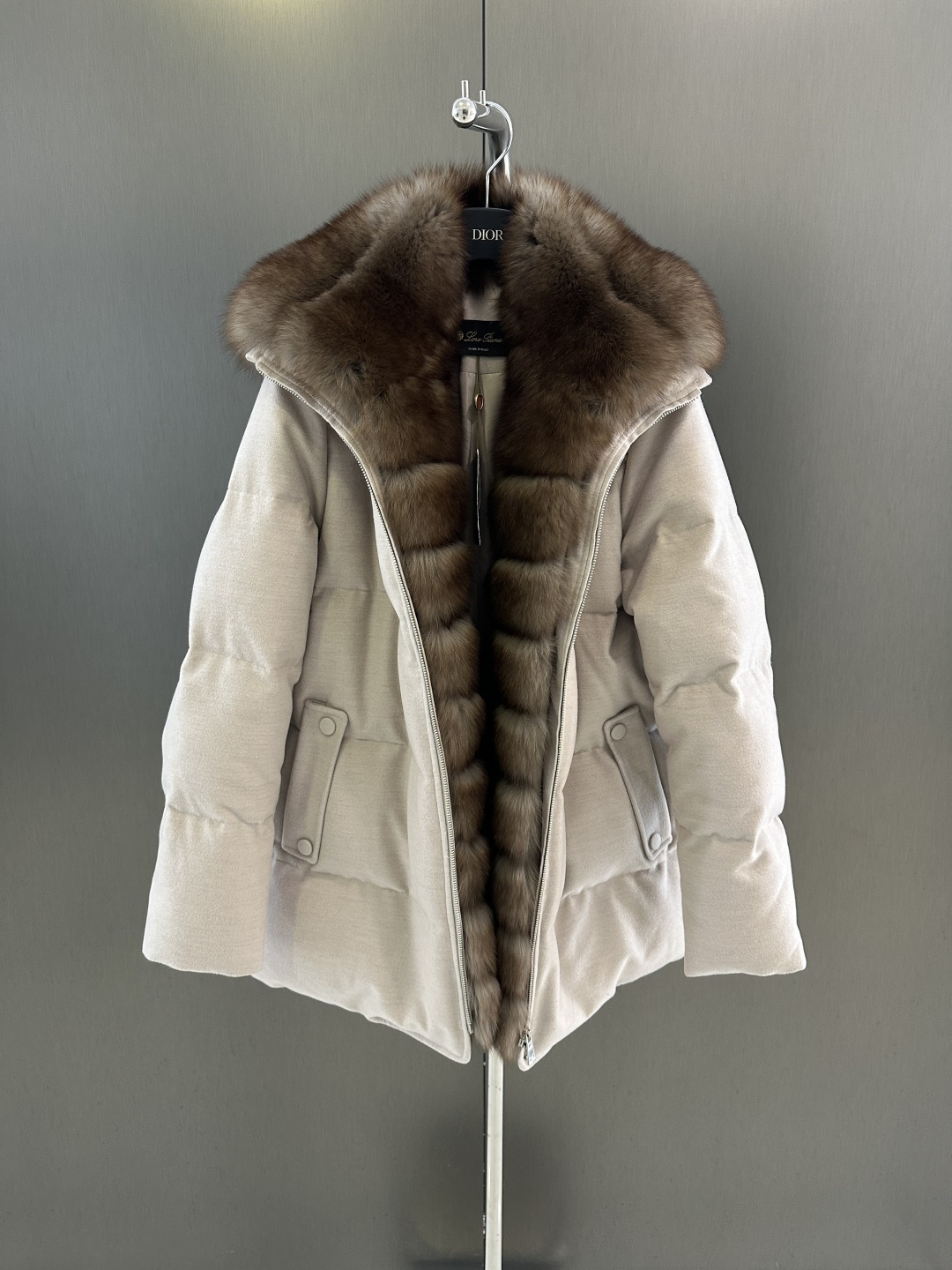 NO:637650,Loro piana new winter high-quality goose down jacket. Imported oversized Finnish white fox two-color dyed fox fur collar (removable) with goose down filling inside. Customized fabric. Attractive and fashionable. SML (length 76, bust 116, sleeve length 66, yardage m), women's clothing, loro piana, alexander wang19860909Loro piana 冬季新款高品质鹅绒服  进口超大芬兰白狐双色染狐狸毛毛领（可拆）内里鹅绒填充 定制面料 大气时尚 SML（衣长76,胸围116,袖长66,码数m）,女装,loro piana,alexander wang,Women's clothing