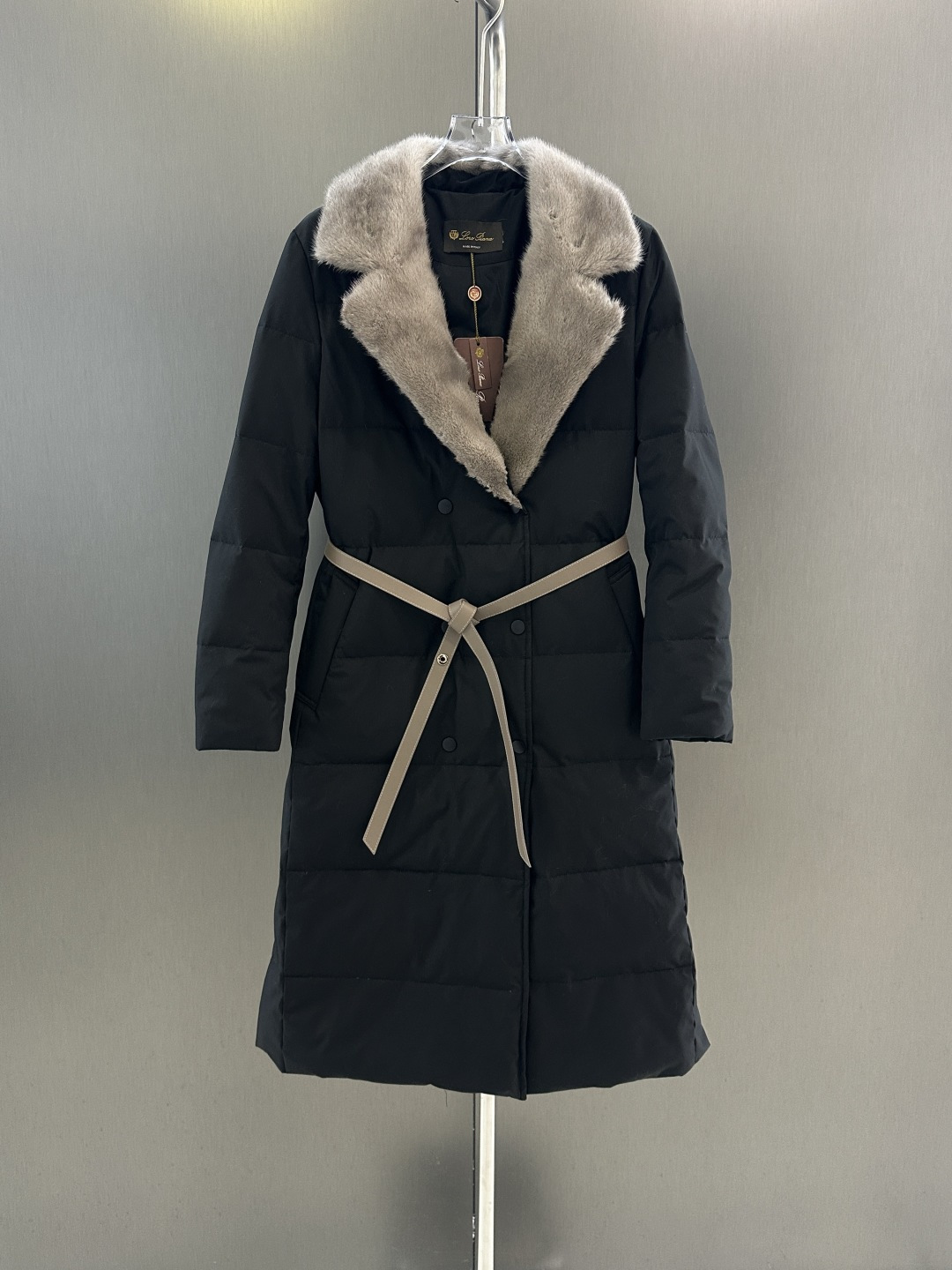 NO:637656,Loro piana new autumn and winter mink goose down jacket, imported velvet mink fur collar, goose down filling inside, simple and elegant SML (length 104, bust 108, size m), women's clothing, loro piana, alexander wang19860909Loro piana 秋冬新款水貂鹅绒服 进口天鹅绒水貂毛领搭配 内里鹅绒填充 简约大气 SML（衣长104,胸围108,码数m）,女装,loro piana,alexander wang,Women's clothing