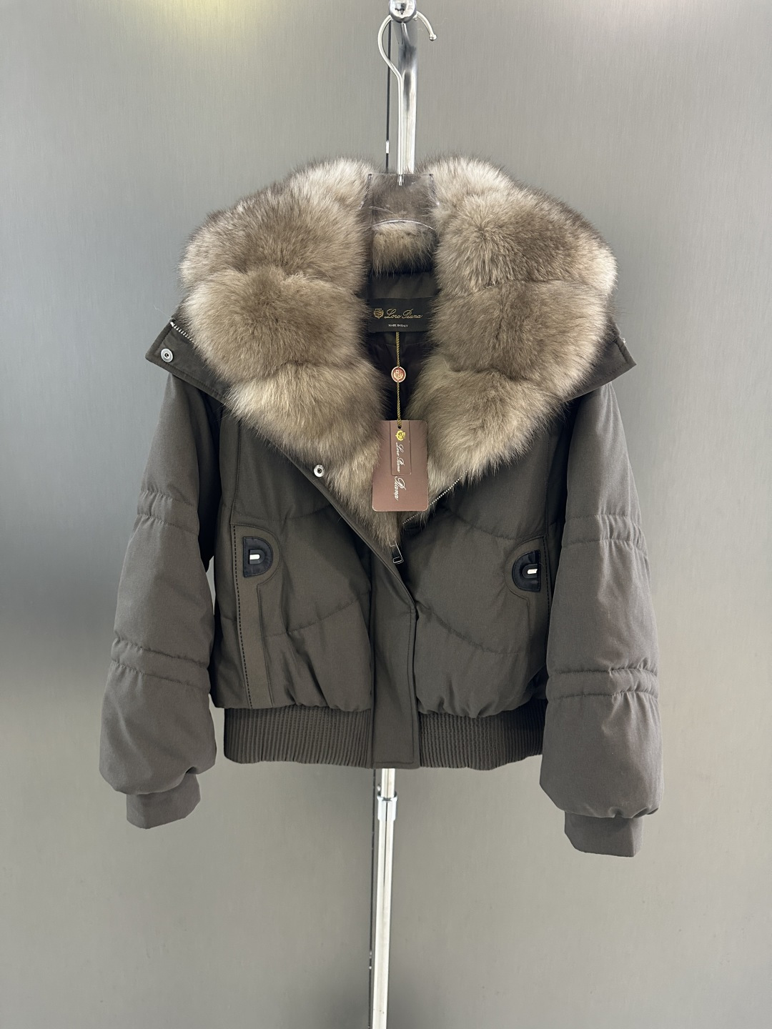 NO:637659,Loro piana new autumn and winter goose down jacket, imported oversized white fox two-color dyed fur collar, goose down filling inside, advanced and simple SML (length 53, bust 120, size m), women's clothing, loro piana, alexander wang19860909Loro piana 秋冬新款鹅绒服  进口超大白狐双色染毛领搭配 内里鹅绒填充 高级简约 SML（衣长53,胸围120,码数m）,女装,loro piana,alexander wang,Women's clothing