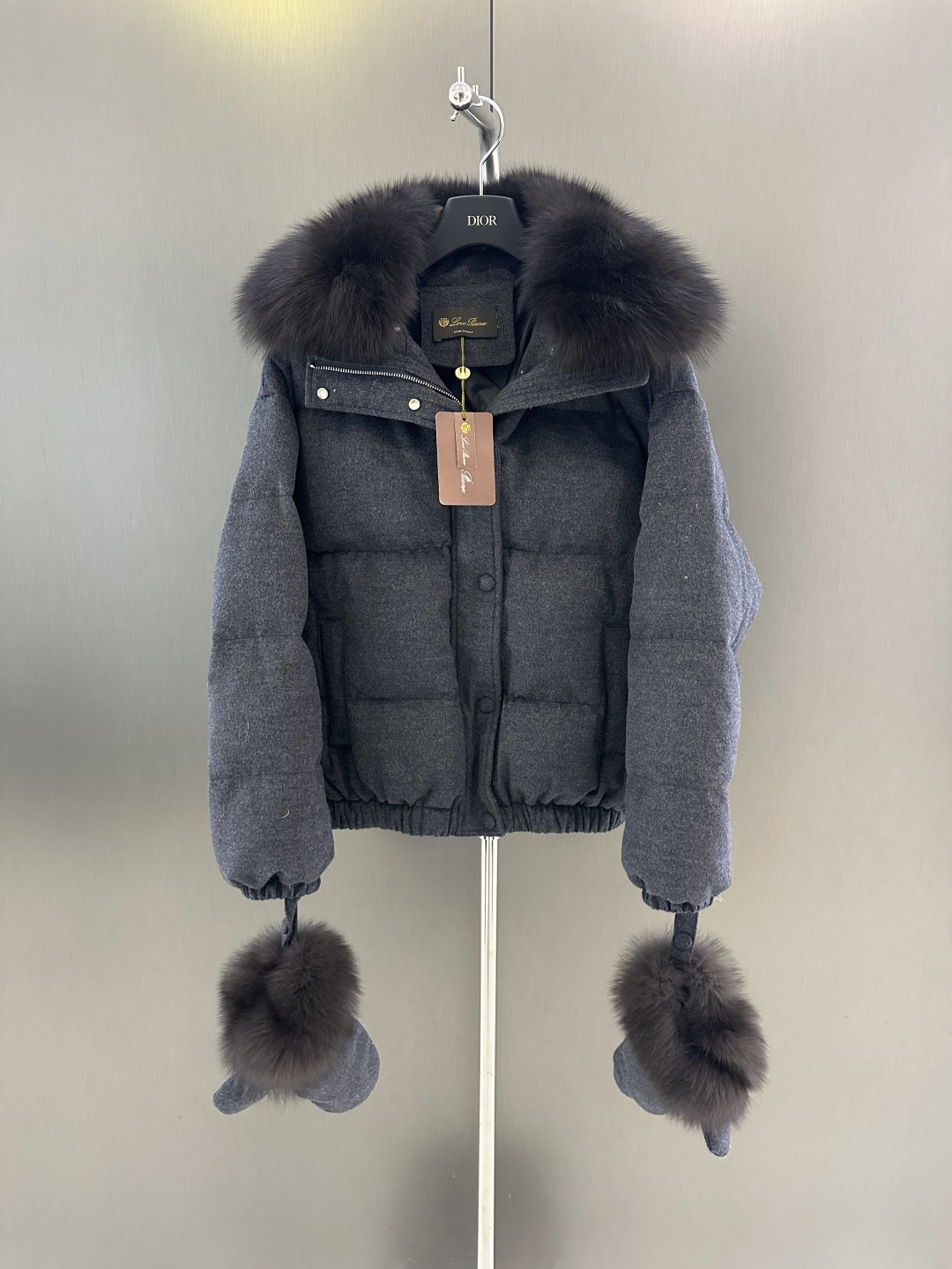 NO:638006,Loro piana autumn and winter new hot style gloves and goose down jacket, imported oversized blue fox fur collar, 95 goose down filling inside, wool blended fabric, high fashion ML (length 60, bust 120, size M), women's clothing, loro piana,gloves,alexander wang19860909Loro piana 秋冬新款爆款手套鹅绒服  进口超大蓝狐毛领搭配 内里95鹅绒填充 羊毛混纺面料 高级时尚 ML（衣长60,胸围120,码数M）,女装,loro piana,gloves,alexander wang,Women's clothing