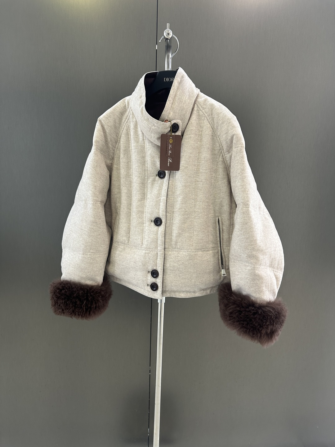 NO:637985,Loro piana autumn and winter new high-quality double-sided goose down jacket, classic old money style color matching, cashmere cuff hair, high-end atmosphere, single-breasted design, versatile and fashionable SML. (length 57, bust 136, size m), women's clothing, loro piana,  19860909Loro piana 秋冬新款高品质双面穿鹅绒服  经典老钱风配色 搭配山羊绒袖口毛 高级大气 单排扣设计 百搭时尚 SML.（衣长57,胸围136,码数m）,女装,loro piana, ,Women's clothing