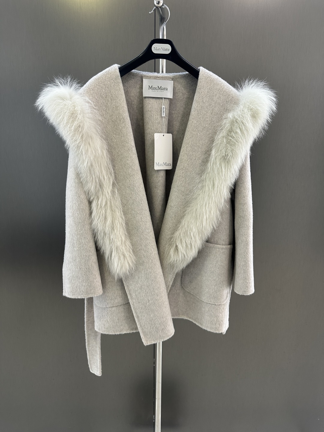 NO:638335,Maxmara new high-quality wool coat for autumn and winter. Imported white fox fur collar (not removable). Selected wool blended fabric. Delicate and comfortable. SML (length 73, bust 136, size m), Maxmara-clothing, alexander wang19860909Maxmara 秋冬新款高品质羊毛大衣 进口白狐毛领搭配（不可拆）精选羊毛混纺面料 细腻舒适 SML（衣长73,胸围136,码数m）,麦丝玛拉-服装,alexander wang,Women's clothing