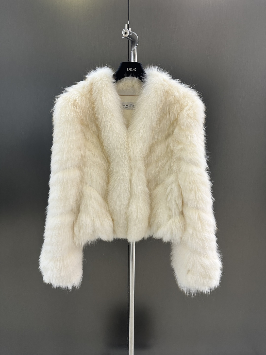 NO:638326,Dior's new high-quality fox fur coat for autumn and winter. Imported Finnish white fox striped fur coat. High-end and elegant. One size fits all for sale (length 51, bust 100, size m), Dior-clothing, dior, dior, jackets & coats, alexander wang19860909Dior 秋冬新款高品质狐狸毛皮草外套 进口芬兰白狐车条皮草外套 高级大气 均码发售（衣长51,胸围100,码数m）,迪奥-服装,dior,dior,jackets & coats,alexander wang,Women's clothing