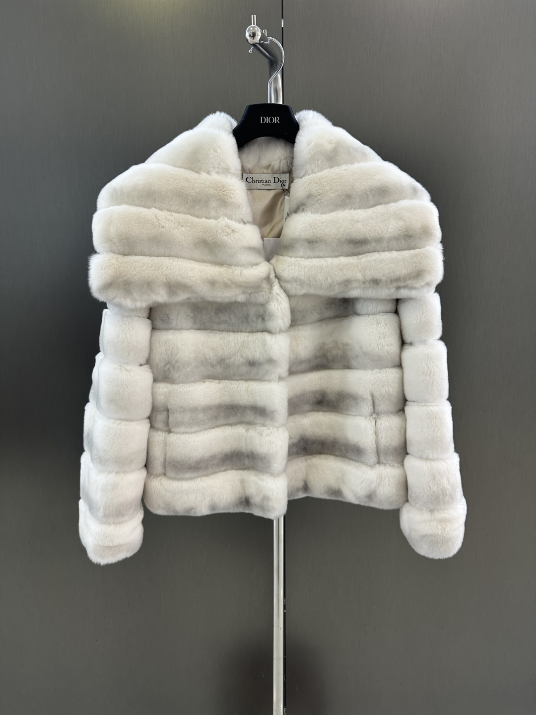 NO:638706,Dior's new autumn and winter high-quality imported rex rabbit fur jacket, classic large lapel design, super high-end gray, versatile and advanced, elegant and intellectual sm (length 52, bust 104, size m), Dior-clothing, dior, dior, jackets & coats, alexander wang19860909Dior 秋冬新款高品质进口獭兔皮草外套 经典大翻领设计 超级高级的灰色 百搭高级 优雅知性 sm（衣长52,胸围104,码数m）,迪奥-服装,dior,dior,jackets & coats,alexander wang,Women's clothing