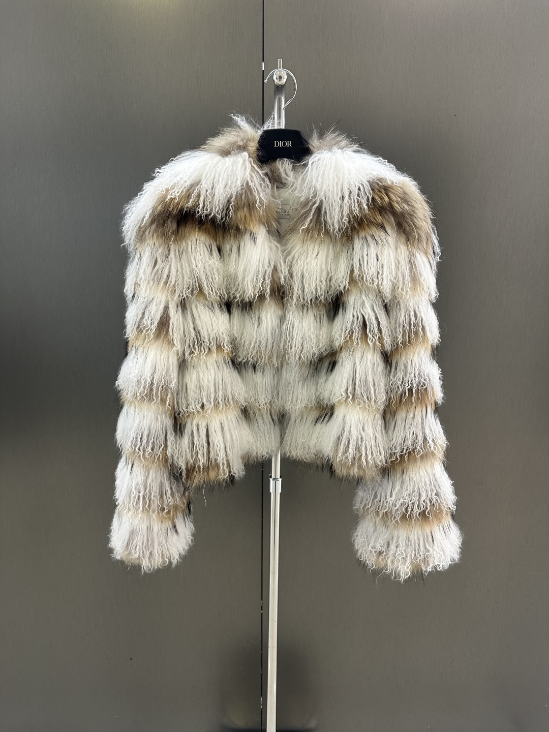 NO:638622,Dior's new high-end fashion fur coat for autumn and winter. Imported beach wool fur coat. Fashionable and elegant. One size fits all available (length 50, bust 108), Dior-clothing, dior, dior, jackets & coats, alexander wang19860909Dior 秋冬新款高级时尚皮草外套 进口滩羊毛皮草外套 时尚大气 均码发售（衣长50,胸围108）,迪奥-服装,dior,dior,jackets & coats,alexander wang,Women's clothing