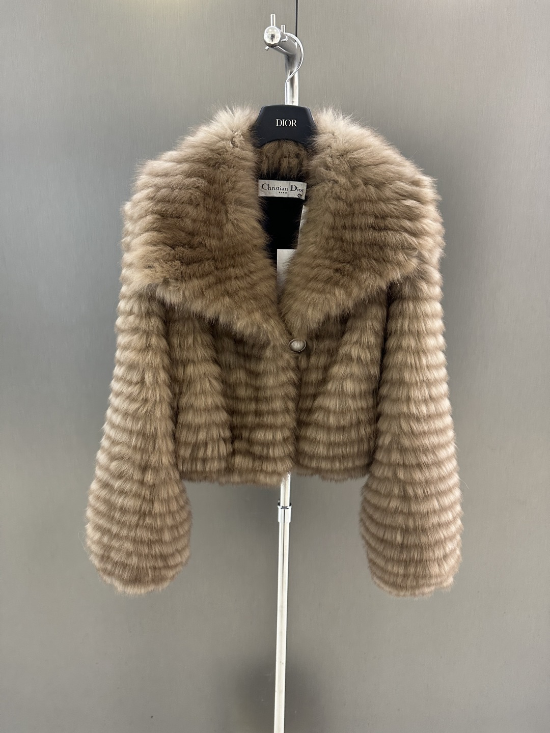 NO:638625,Dior's new high-quality fox fur coat for autumn and winter. Imported white fox two-color dyeing. Classic large lapel design. High-end fashion. Thickened and honey-studded fox fur coat. One size fits all for sale (length 45, bust 106, sleeve length 62), Dior-clothing, dior, dior, jackets & coats, alexander wang19860909Dior 秋冬新款高品质狐狸毛皮草外套 进口白狐双色染 经典大翻领设计 高级时尚 加厚加蜜车条狐狸毛外套 均码发售（衣长45,胸围106,袖长62）,迪奥-服装,dior,dior,jackets & coats,alexander wang,Women's clothing