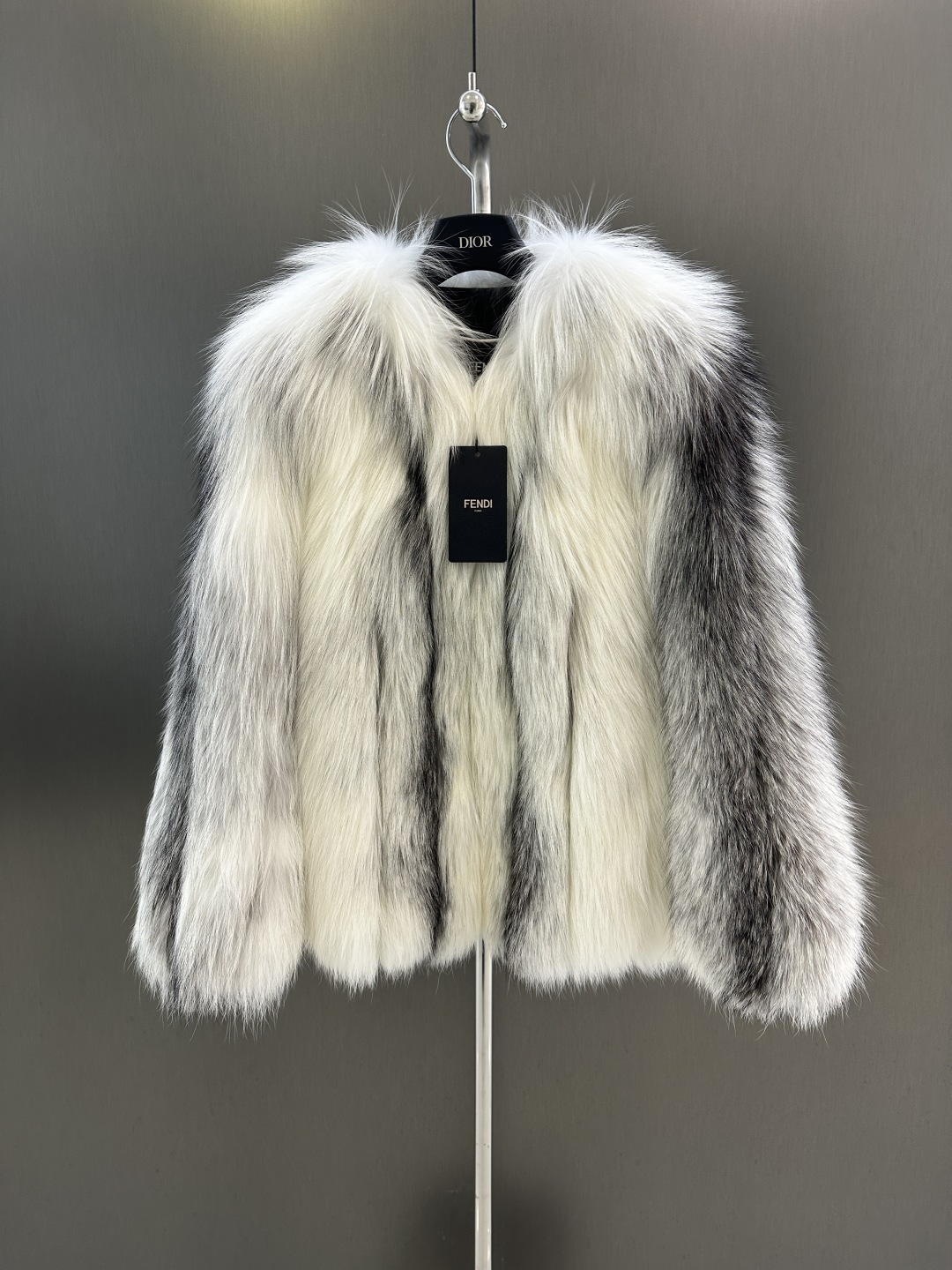 NO:638757,Fendi* new winter high-quality rare fox fur coat made of original color high-end quality imported Finnish rare cross fox custom satin lining high-end full SML (length 60, bust 100, size L), Fendi-clothing, fendi, fendi, jackets & coats, silk fabric, alexander wang19860909Fendi* 冬季新款高品质稀有狐皮草外套  原色制成 高端品质 进口芬兰稀有十字狐 定制绸缎里衬 高级感拉满 SML（衣长60,胸围100,码数L）,芬迪-服装,fendi,fendi,jackets & coats,silk fabric,alexander wang,Women's clothing