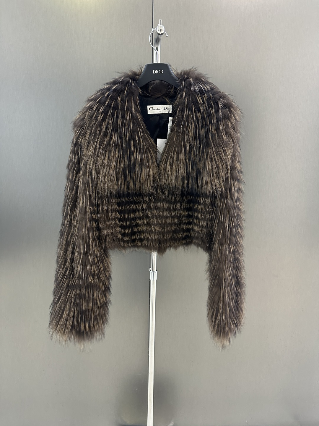 NO:638752,Dior's new autumn and winter high-quality striped fox fur coat, high-end fashion short fur coat, customized satin lining, simple and fashionable, dyed with imported marble fox SML (length 43, bust 100, size M), Dior-clothing, dior, dior, jackets & coats, silk fabric, alexander wang19860909Dior 秋冬新款高品质车条狐狸毛皮草外套 高级时尚小短款皮草外套 定制绸缎里衬 简约时尚 进口大理石狐染色而成 SML（衣长43,胸围100,码数M）,迪奥-服装,dior,dior,jackets & coats,silk fabric,alexander wang,Women's clothing