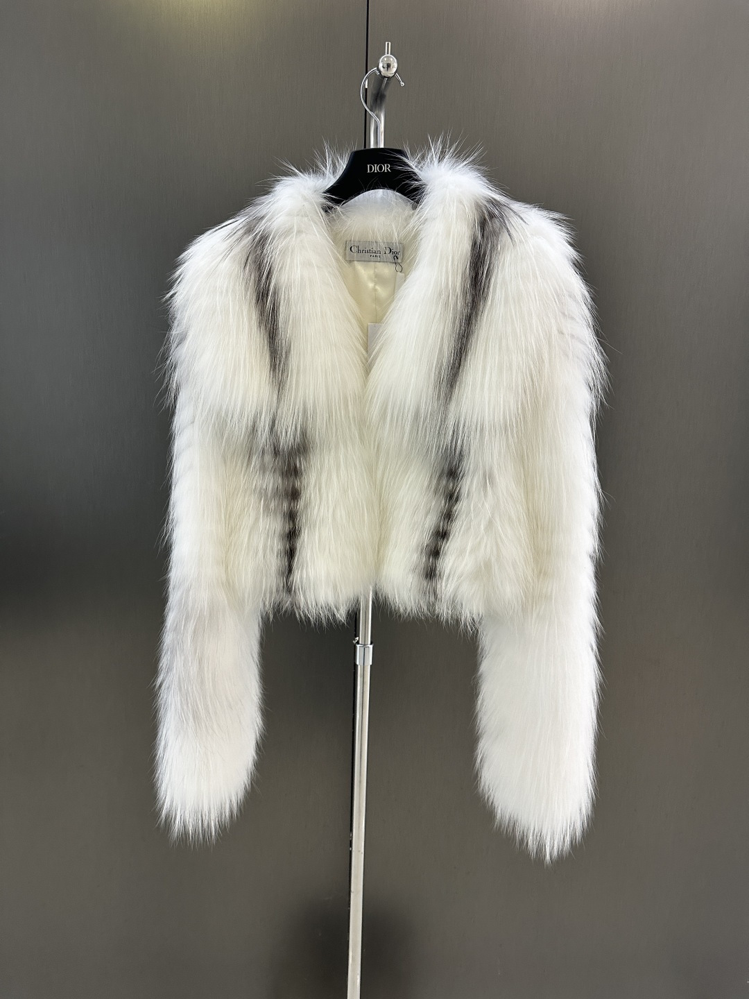 NO:638754,Dior new autumn and winter high-quality striped fox fur coat, high-end fashion short fur coat, customized satin lining, simple and fashionable, made of imported primary color cross fox SML (length 43, bust 100, size M), Dior-clothing, dior, dior, jackets & coats, silk fabric, alexander wang19860909Dior 秋冬新款高品质车条狐狸毛皮草外套 高级时尚小短款皮草外套 定制绸缎里衬 简约时尚 进口原色十字狐制作而成 SML（衣长43,胸围100,码数M）,迪奥-服装,dior,dior,jackets & coats,silk fabric,alexander wang,Women's clothing