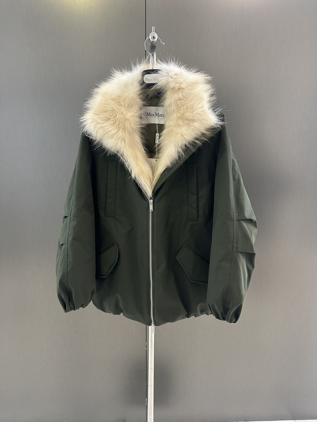 NO:662030,Maxmara new autumn and winter high fashion goose down jacket with raccoon belly fur collar, high fashion, goose down filling inside, one piece for winter SM (length 70, bust 126, size m), women's clothing,  19860909Maxmara 秋冬新款高级时尚鹅绒服 搭配貉子腹毛毛领 高级时尚 内里鹅绒填充 一件过冬 SM（衣长70,胸围126,码数m）,女装, ,Women's clothing