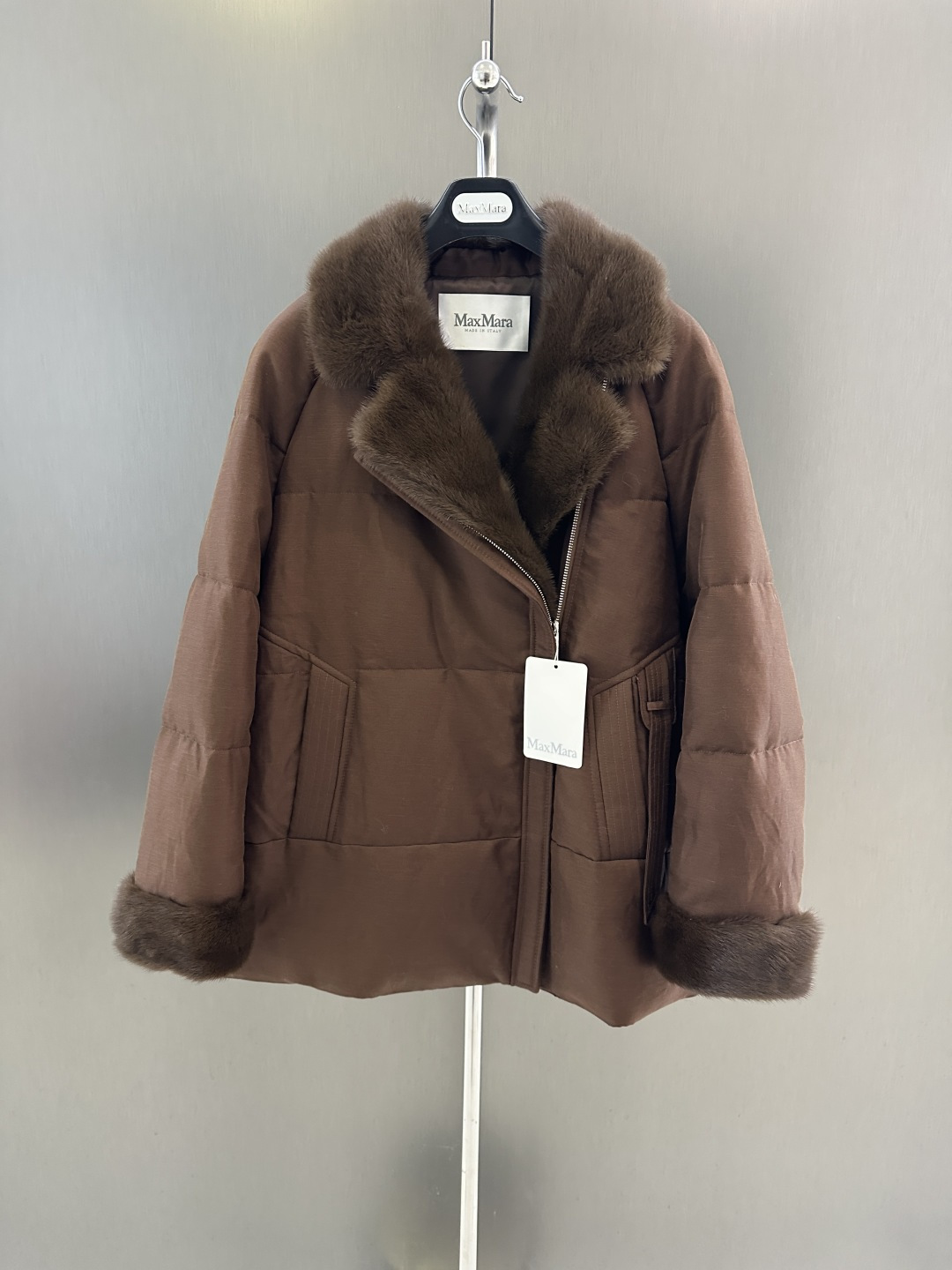 NO:662027,Maxmara new autumn and winter high-end goose down jacket with imported velvet mink fur collar, goose down filling inside, customized fabric, high-end fashion SML (length 71, bust 122, size m), women's clothing,  19860909Maxmara 秋冬新款高级鹅绒服 搭配进口天鹅绒水貂毛领 内里鹅绒填充 定制面料 高级时尚 SML（衣长71,胸围122,码数m）,女装, ,Women's clothing