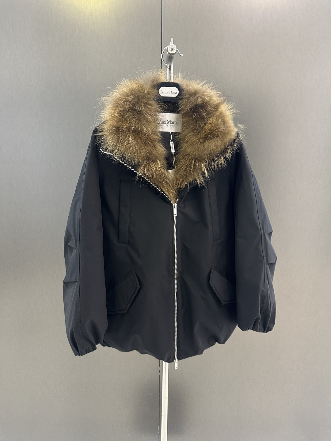 NO:662054,Maxmara new autumn and winter high fashion goose down jacket with raccoon belly fur collar, high fashion, goose down filling inside, one piece for winter SM (length 70, bust 126, size m), Maxmara-clothing,  19860909Maxmara 秋冬新款高级时尚鹅绒服 搭配貉子腹毛毛领 高级时尚 内里鹅绒填充 一件过冬 SM（衣长70,胸围126,码数m）,麦丝玛拉-服装, ,Women's clothing