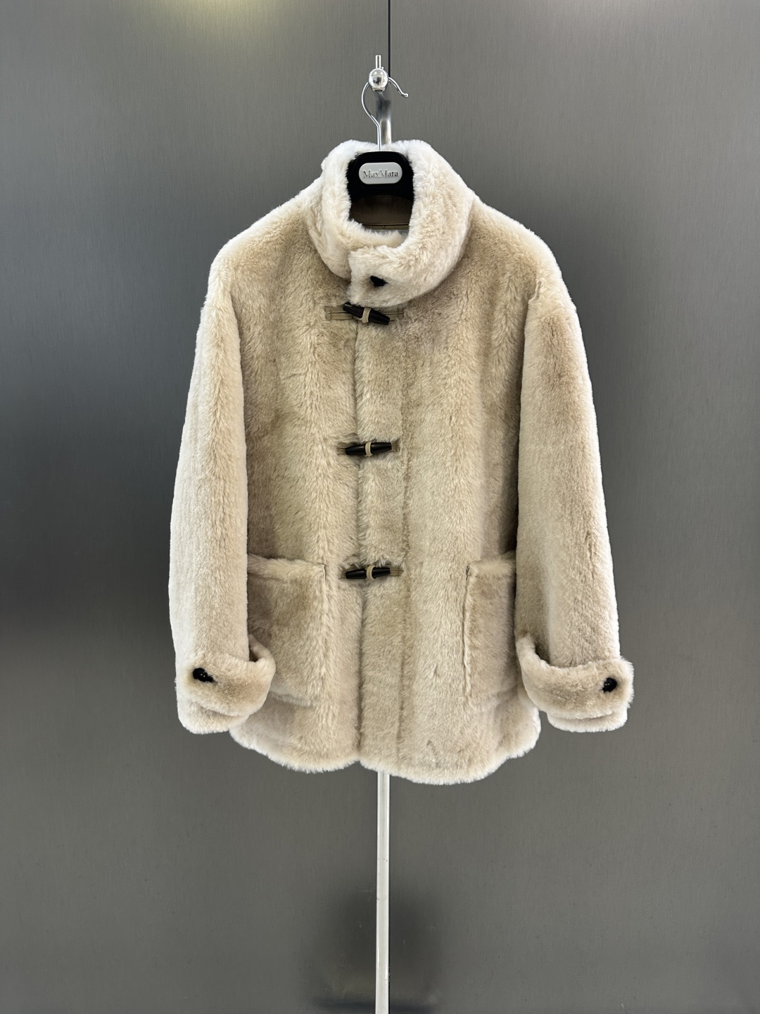 NO:661997,Maxmara's new autumn and winter fur all-in-one jacket. Imported wool and fur all-in-one. Simple horn button design. The collar can be turned or stood up. High-end atmosphere. SML (length 74, bust 114, size m), Maxmara-clothing, jackets & coats,  19860909Maxmara 秋冬新款皮毛一体外套  进口羊毛皮毛一体 简约牛角扣设计 领子可翻可立 高级大气 SML（衣长74,胸围114,码数m）,麦丝玛拉-服装,jackets & coats, ,Women's clothing