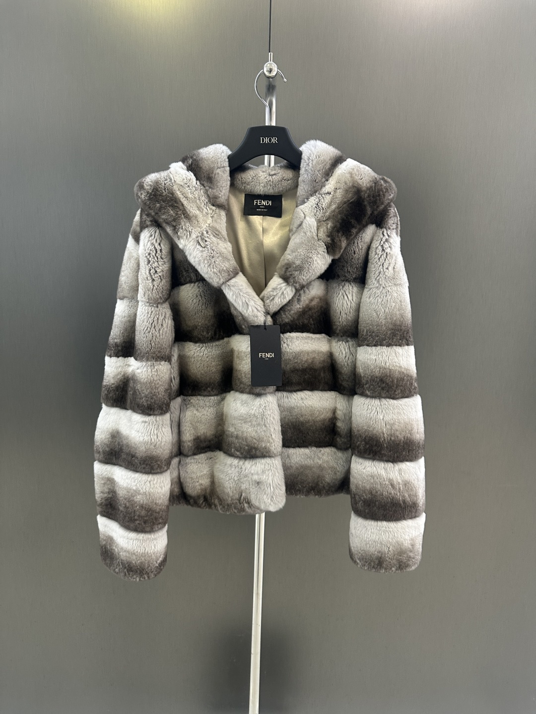 NO:661986,Fendi autumn and winter new high quality blue and purple chinchilla coat imported blue and purple chinchilla rex rabbit hair high fashion sm sale (length 57, bust 108, size M), Fendi - clothing, fendi, fendi, jackets & coats,  19860909Fendi 秋冬新款高品质青紫蓝龙猫外套 进口青紫蓝龙猫獭兔毛 高级时尚 sm发售（衣长57,胸围108,码数M）,芬迪-服装,fendi,fendi,jackets & coats, ,Women's clothing