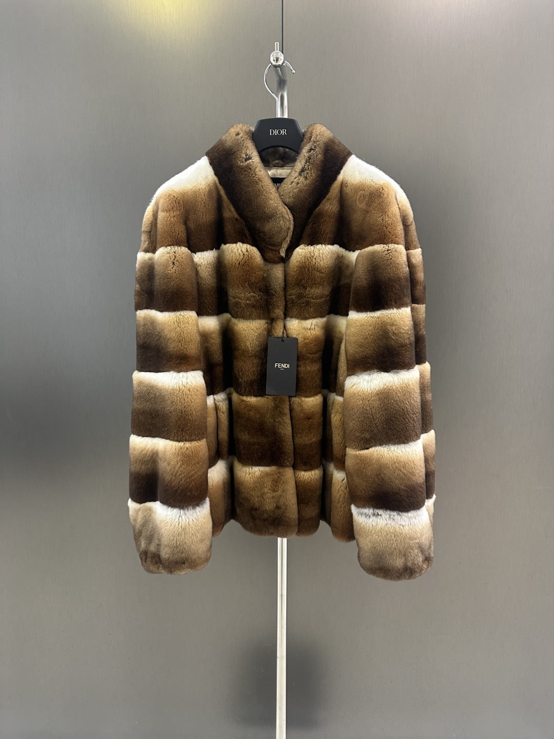 NO:662017,Fendi autumn and winter new high quality blue and purple chinchilla coat imported blue and blue chinchilla rex rabbit hair high fashion sm sale (length 65, bust 110, size M), Fendi - clothing, fendi, fendi, jackets & coats,  19860909Fendi 秋冬新款高品质青紫蓝龙猫外套 进口青紫蓝龙猫獭兔毛 高级时尚 sm发售（衣长65,胸围110,码数M）,芬迪-服装,fendi,fendi,jackets & coats, ,Women's clothing