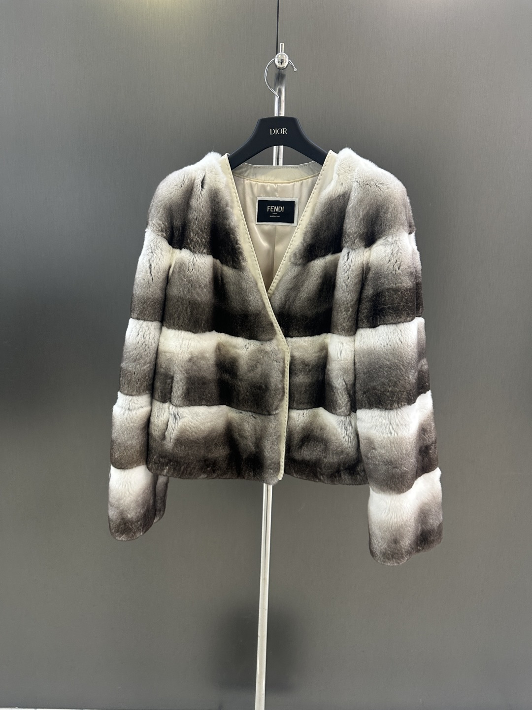 NO:662022,Fendi autumn and winter new high-quality blue and purple chinchilla coat imported blue and purple chinchilla rex rabbit hair high fashion sm sale (length 55, bust 104, size M), Fendi - clothing, fendi, fendi, jackets & coats,  19860909Fendi 秋冬新款高品质青紫蓝龙猫外套 进口青紫蓝龙猫獭兔毛 高级时尚 sm发售（衣长55,胸围104,码数M）,芬迪-服装,fendi,fendi,jackets & coats, ,Women's clothing