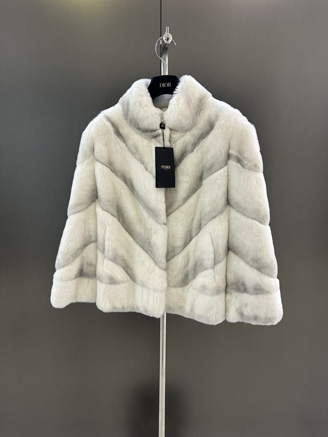 NO:661977,Fendi autumn and winter new high quality chinchilla coat and cape imported blue and blue chinchilla rex rabbit hair high fashion one size fits all (length 59), Fendi - clothing, fendi, fendi, jackets & coats,  19860909Fendi 秋冬新款高品质青紫蓝龙猫外套斗篷 进口青紫蓝龙猫獭兔毛 高级时尚 均码发售（衣长59）,芬迪-服装,fendi,fendi,jackets & coats, ,Women's clothing