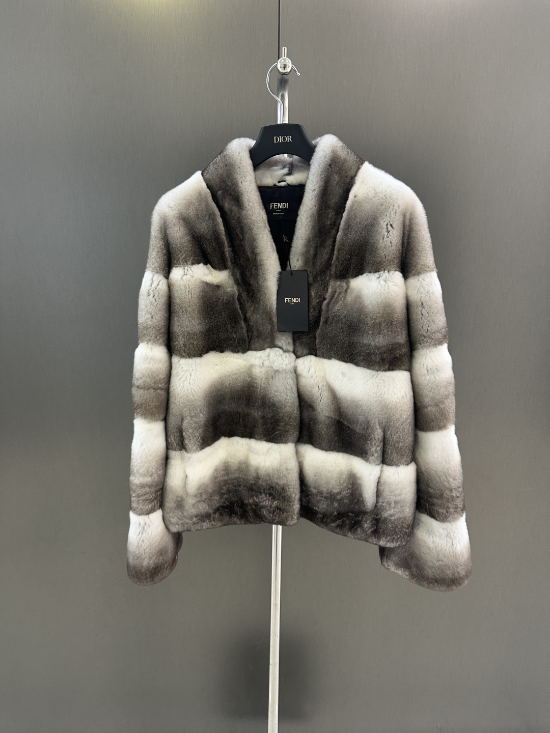 NO:661978,Fendi autumn and winter new high quality blue and purple chinchilla coat imported blue and blue chinchilla rex rabbit hair high fashion sm sale (length 58, bust 110, size M), Fendi - clothing, fendi, fendi, jackets & coats,  19860909Fendi 秋冬新款高品质青紫蓝龙猫外套 进口青紫蓝龙猫獭兔毛 高级时尚 sm发售（衣长58,胸围110,码数M）,芬迪-服装,fendi,fendi,jackets & coats, ,Women's clothing