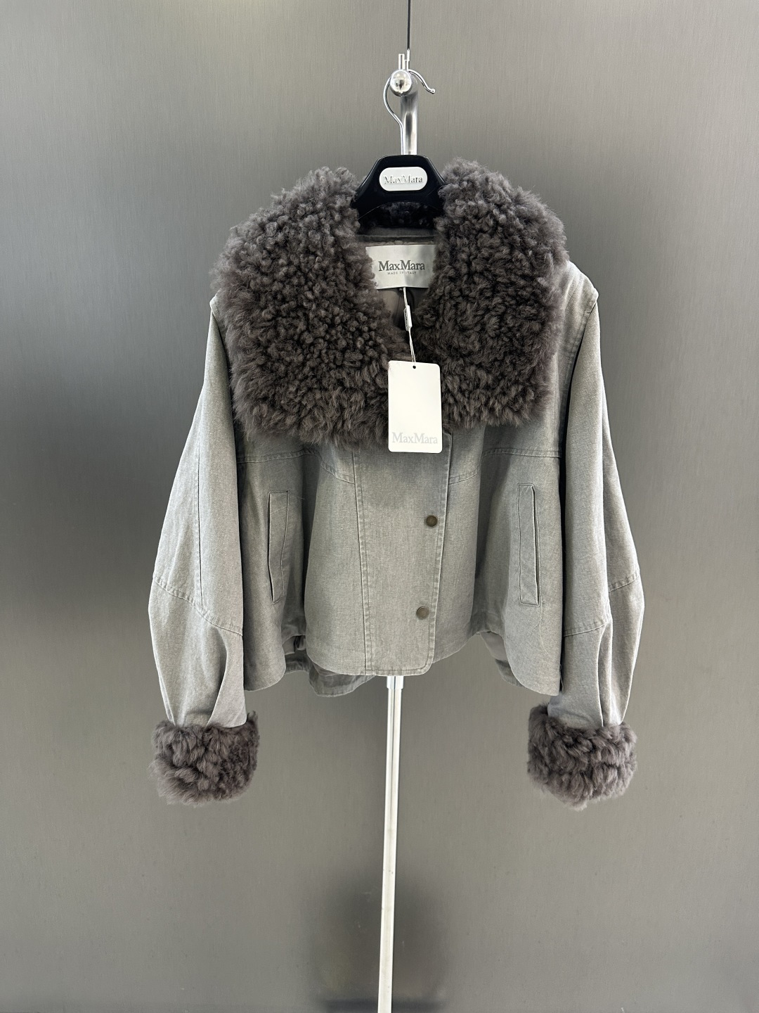NO:661998,Maxmara autumn and winter new high-end simple goose down jacket with imported wool fur collar, white goose down filling inside sm (length 55, bust 150, size m),Maxmara-clothing,jackets & coats, 19860909Maxmara 秋冬新款高级简约鹅绒服外套 搭配进口羊毛皮毛一体毛领 内里白鹅绒填充 sm（衣长55,胸围150,码数m）,麦丝玛拉-服装,jackets & coats, ,Women's clothing