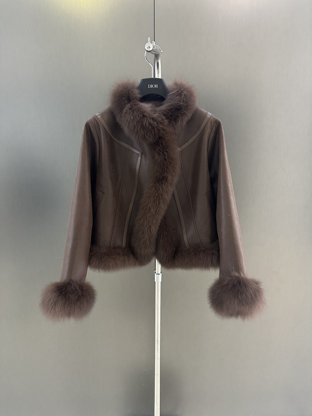 NO:661991,Dior new autumn and winter fox fur goose down jacket, imported white fox fur collar (not removable), goose down filling inside, one size fits all available (length 50, bust 112), Dior-clothing, dior, dior,  19860909Dior 秋冬新款狐狸毛鹅绒服  进口白狐毛领搭配（不可拆）内里鹅绒填充 均码发售（衣长50,胸围112）,迪奥-服装,dior,dior, ,Women's clothing