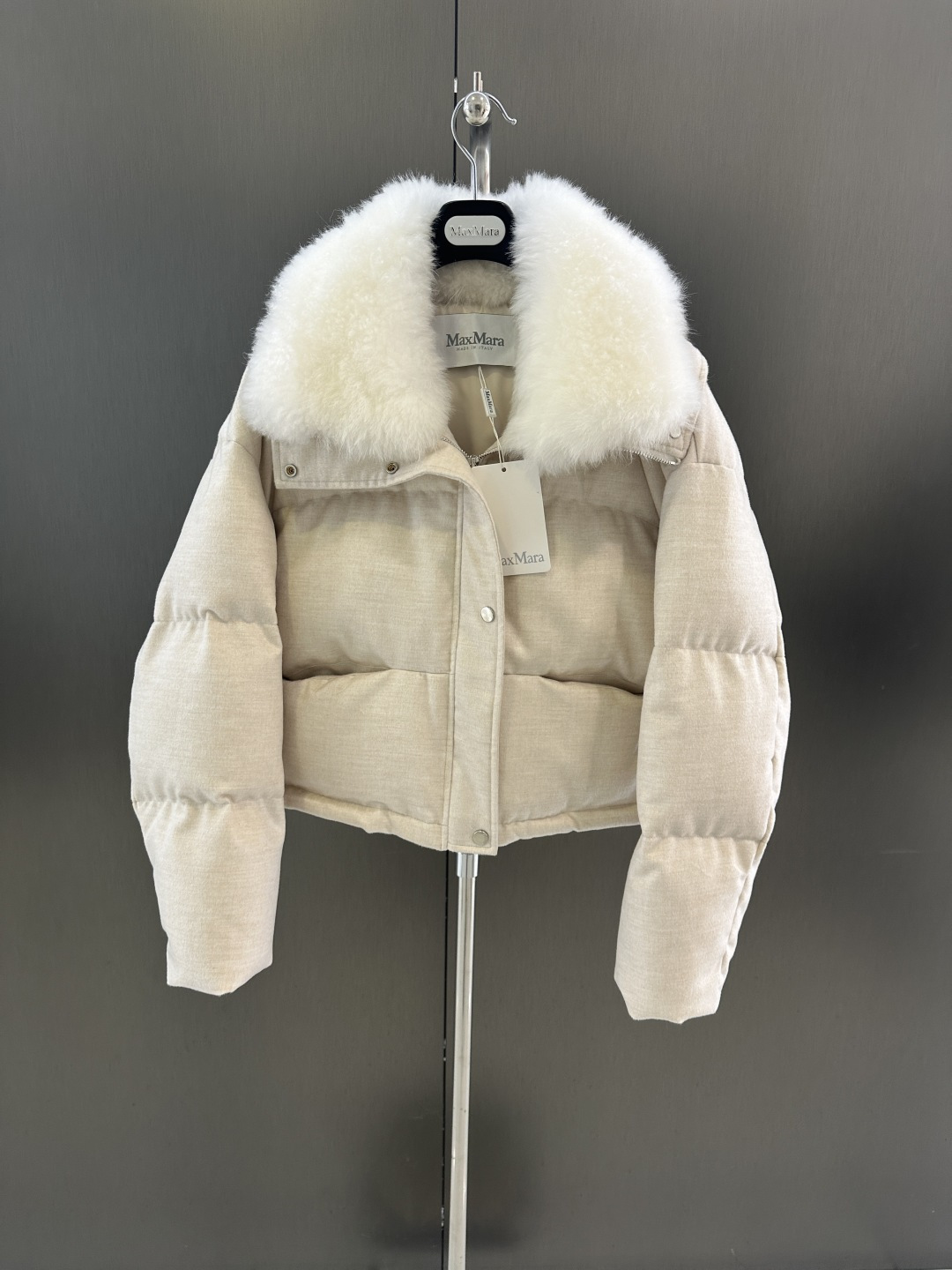 NO:662071,Maxmara's new high-quality goose down jacket for autumn and winter, imported cashmere fur collar, super soft and delicate, 90% white goose down filling inside, warm and comfortable, one piece for winter SML (length 51, bust 104, size M), Maxmara-clothing,  19860909Maxmara 秋冬新款高品质鹅绒服 进口山羊绒毛领搭配 超级柔软细腻 内里90白鹅绒填充 温暖舒适 一件过冬 SML（衣长51,胸围104,码数M）,麦丝玛拉-服装, ,Women's clothing