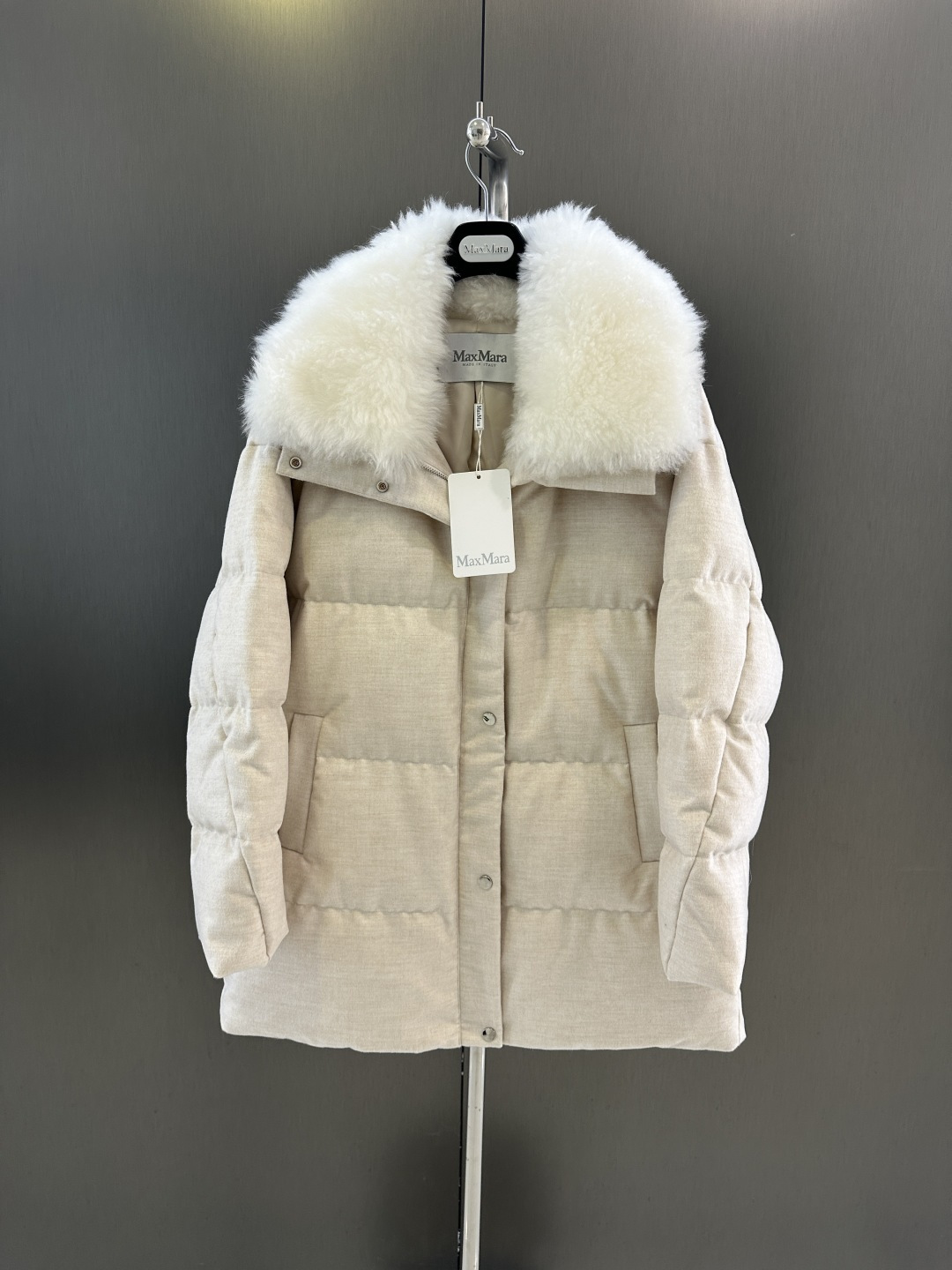 NO:702245,Maxmara's new high-quality goose down jacket for autumn and winter, imported cashmere fur collar, super soft and delicate, 90% white goose down filling inside, warm and comfortable, one piece for winter SML (length 80, bust 124, size M), Maxmara - Clothing,19860909Maxmara 秋冬新款高品质鹅绒服 进口山羊绒毛领搭配 超级柔软细腻 内里90白鹅绒填充 温暖舒适 一件过冬 SML（衣长80,胸围124,码数M）,麦丝玛拉-服装,,Women's clothing