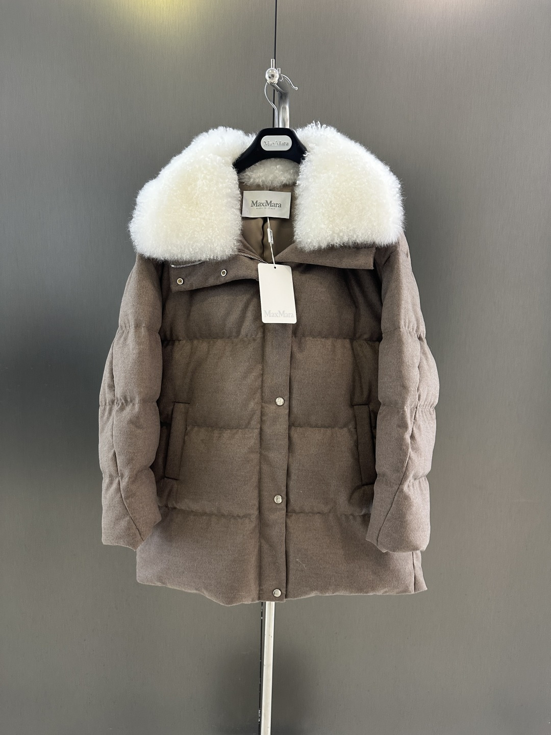 NO:661976,Maxmara's new high-quality goose down jacket for autumn and winter, imported cashmere fur collar, super soft and delicate, 90% white goose down filling inside, warm and comfortable, one piece for winter SML (length 80, bust 124, size M), Maxmara-clothing,  19860909Maxmara 秋冬新款高品质鹅绒服 进口山羊绒毛领搭配 超级柔软细腻 内里90白鹅绒填充 温暖舒适 一件过冬 SML（衣长80,胸围124,码数M）,麦丝玛拉-服装, ,Women's clothing