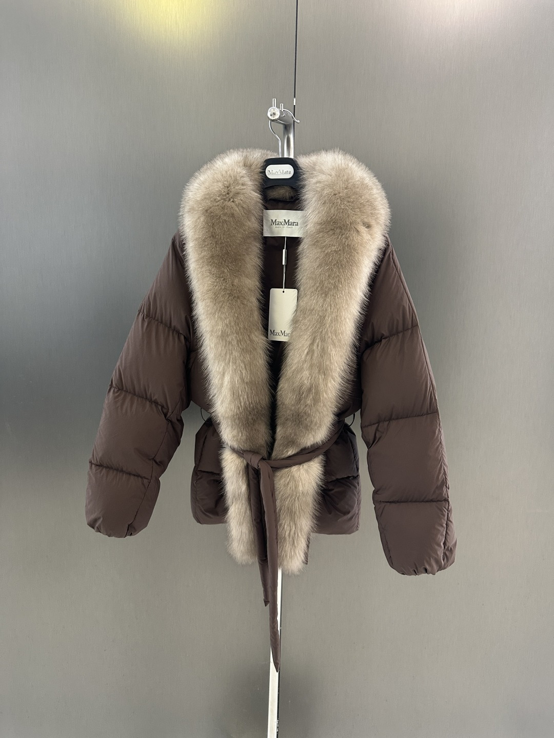 NO:661980,Maxmara's new high-quality goose down jacket for autumn and winter. It is matched with imported Finnish fox fur. It is filled with goose down inside. It is high-end fashion, simple and elegant. The lace-up waist makes your waist more visible. SML (length 69, bust 120, size m), Maxmara-clothing,  19860909Maxmara 秋冬新款高品质鹅绒服  搭配进口芬兰狐狸毛 内里鹅绒填充 高级时尚 简约大气 系带收腰更显腰身 SML（衣长69,胸围120,码数m）,麦丝玛拉-服装, ,Women's clothing