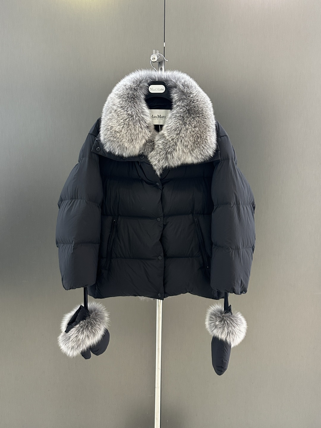 NO:661985,Maxmara's new high-quality goose down jacket for autumn and winter, with imported Finnish fox fur, goose down filling inside, high-end fashion, simple and elegant, paired with gloves of the same color SML (length 72, bust 120, size m), Maxmara-clothing, gloves,  19860909Maxmara 秋冬新款高品质鹅绒服  搭配进口芬兰狐狸毛 内里鹅绒填充 高级时尚 简约大气 搭配同色系手套 SML（衣长72,胸围120,码数m）,麦丝玛拉-服装,gloves, ,Women's clothing